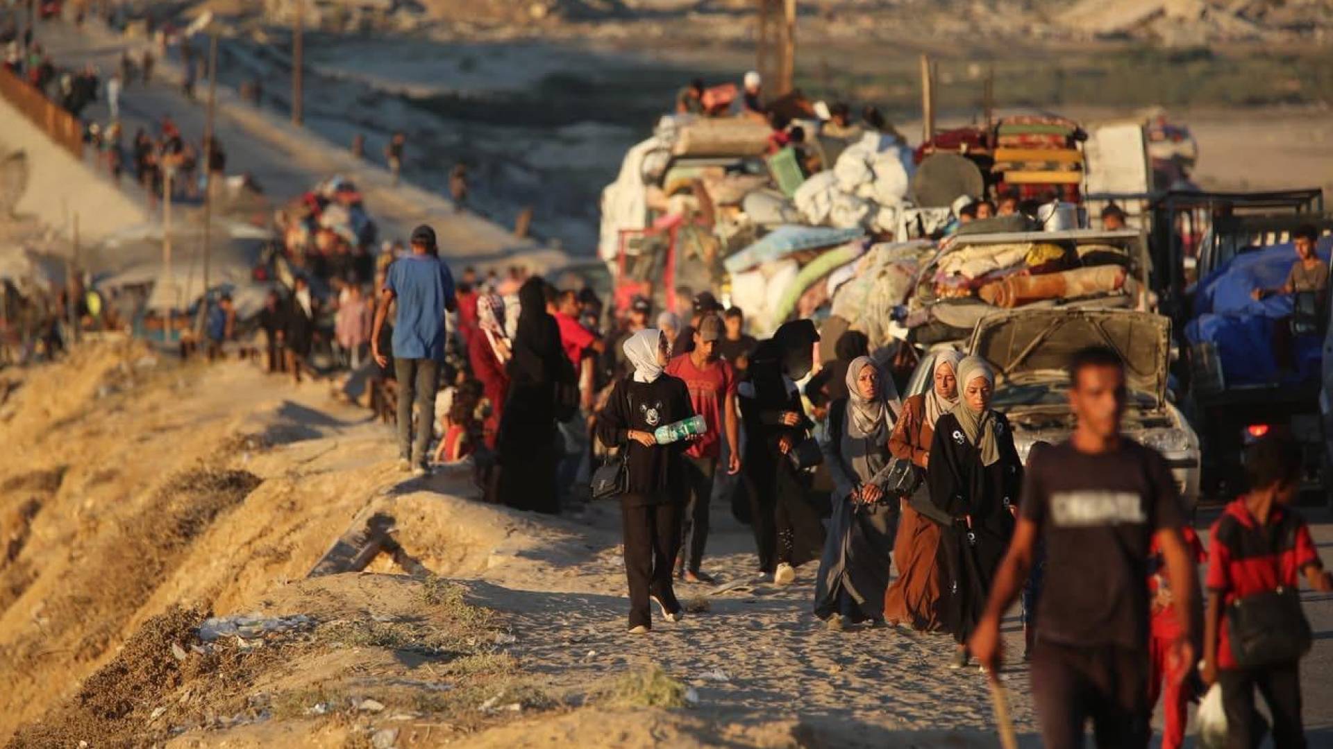 نزوح جموع غفيرة من الفلسطينيين من مدينة غزة الى مناطق الجنوب في قطاع غزة.. ارشيفية