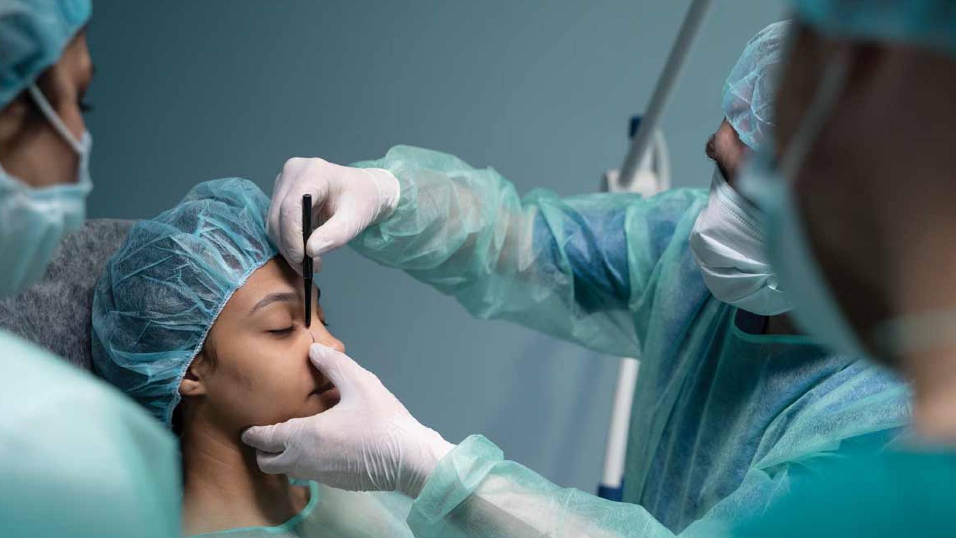 الأردن يقر نظاما جديدا يحدد مهام "تقني التجميل" ويحصر الحقن بالأطباء