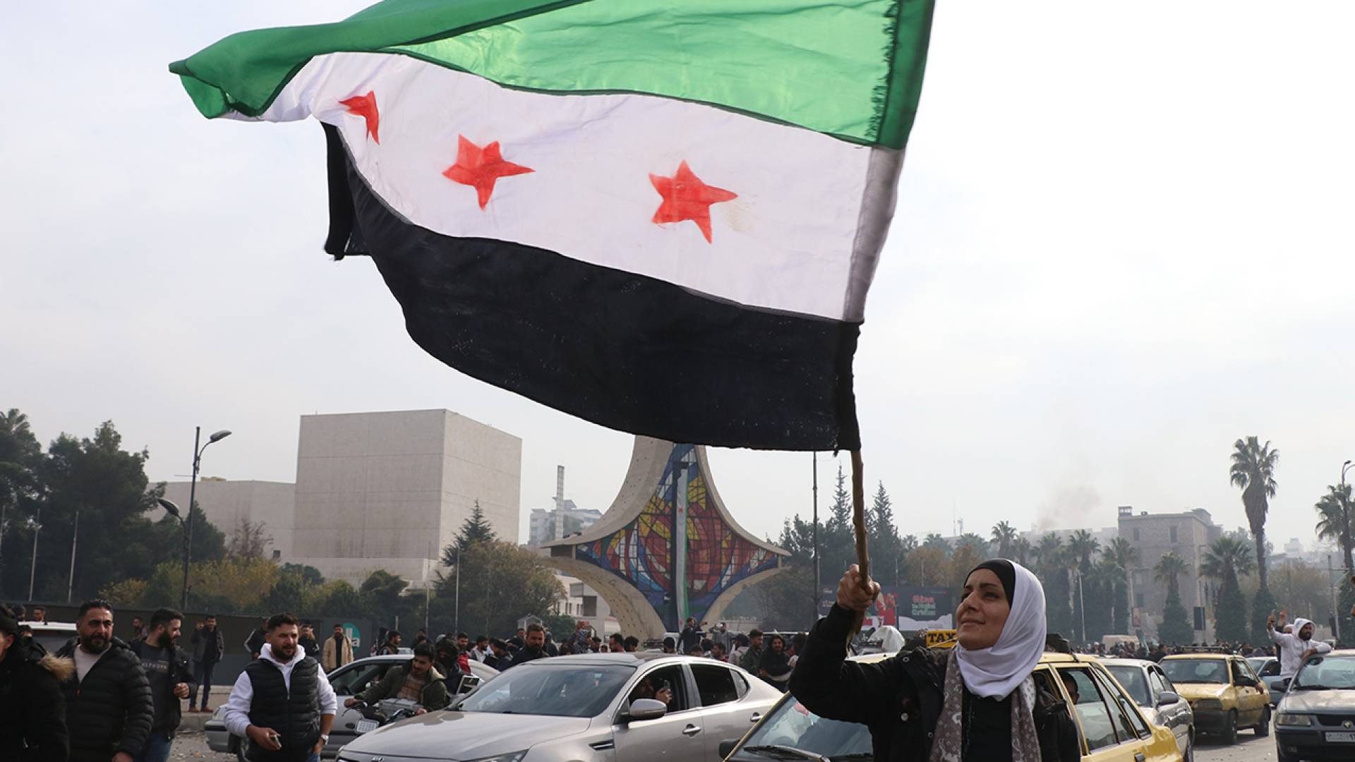 امرأة سورية تحمل العلم السوري