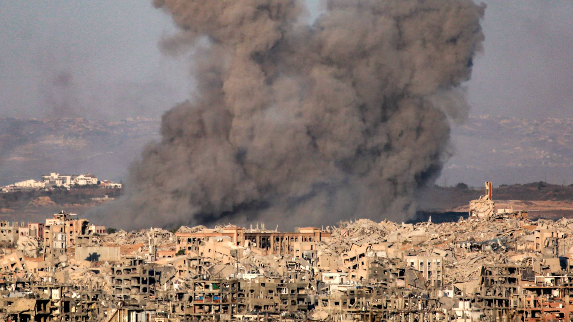 قصف عنيف للاحتلال الاسرائيلي على قطاع غزة.. ارشيفية