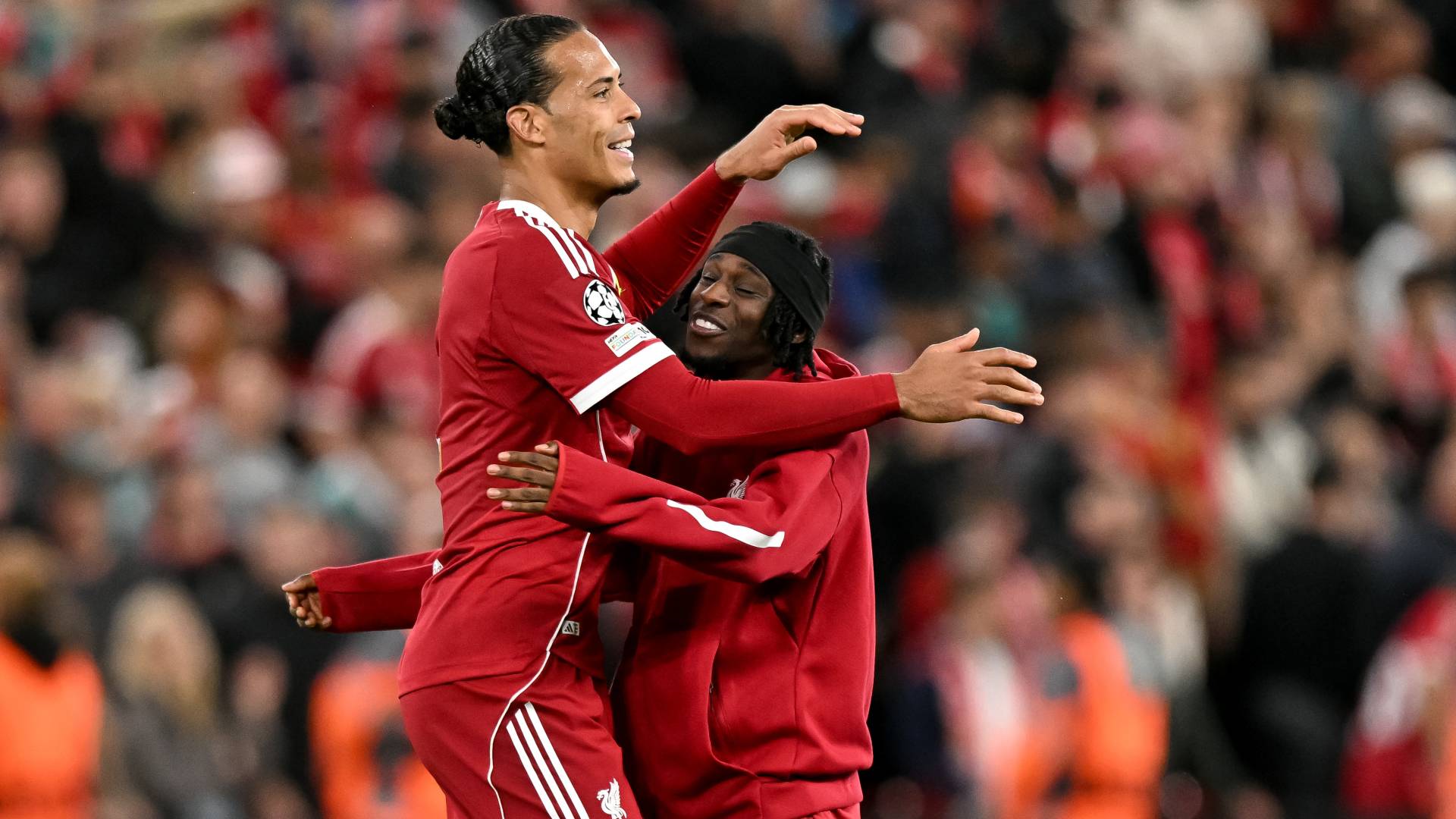 لاعبو ليفربول يحتفلون بفوز سابق