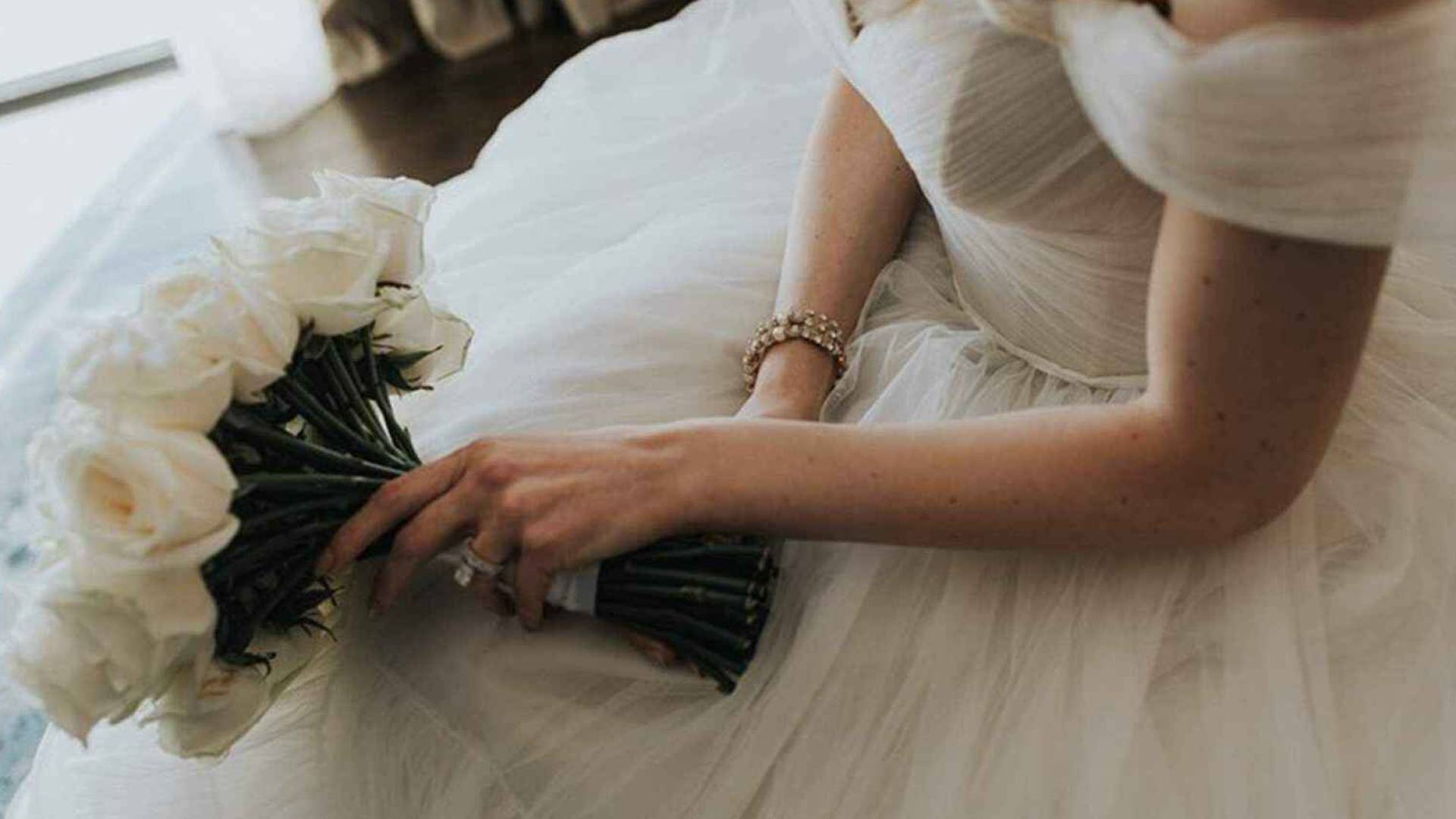 عروس "تعبيرية"