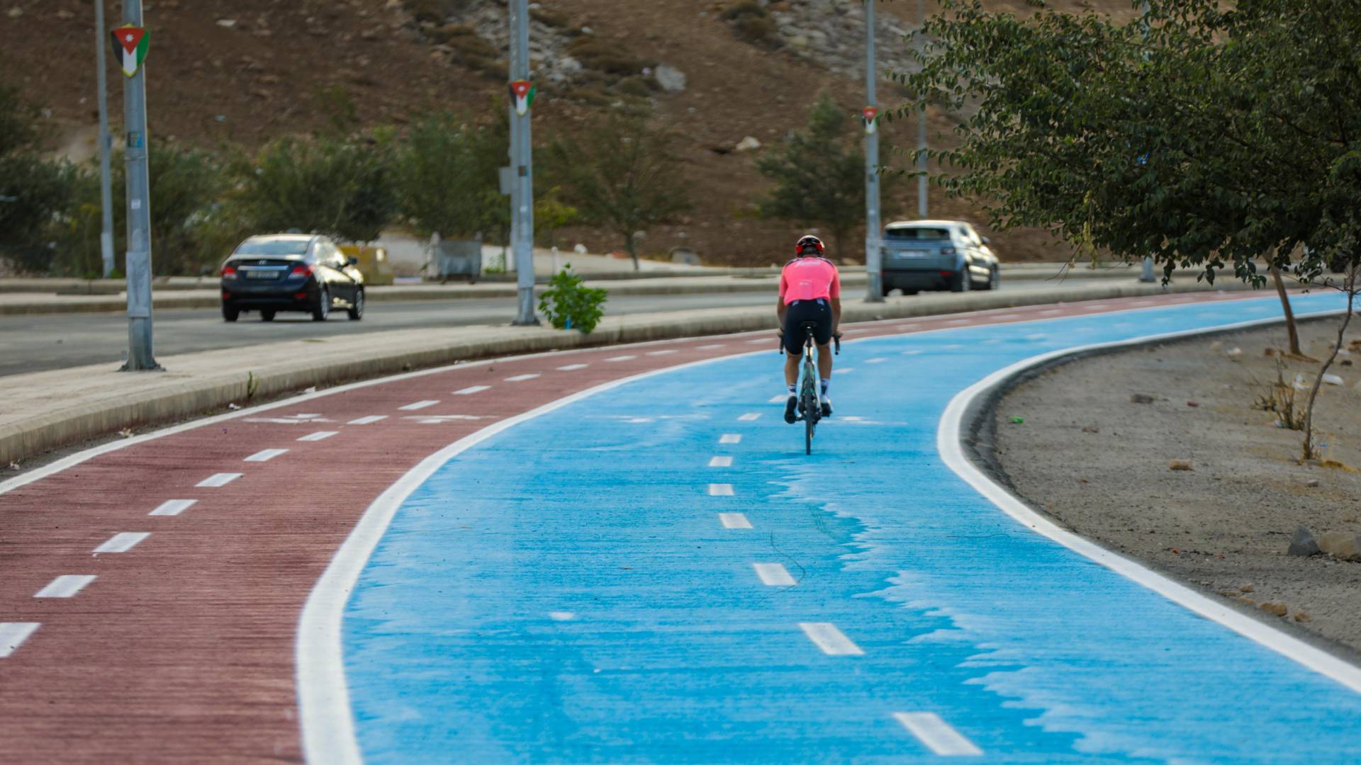 بالفيديو والصور.. أمانة عمان تنفذ ممشى في شارع الستين