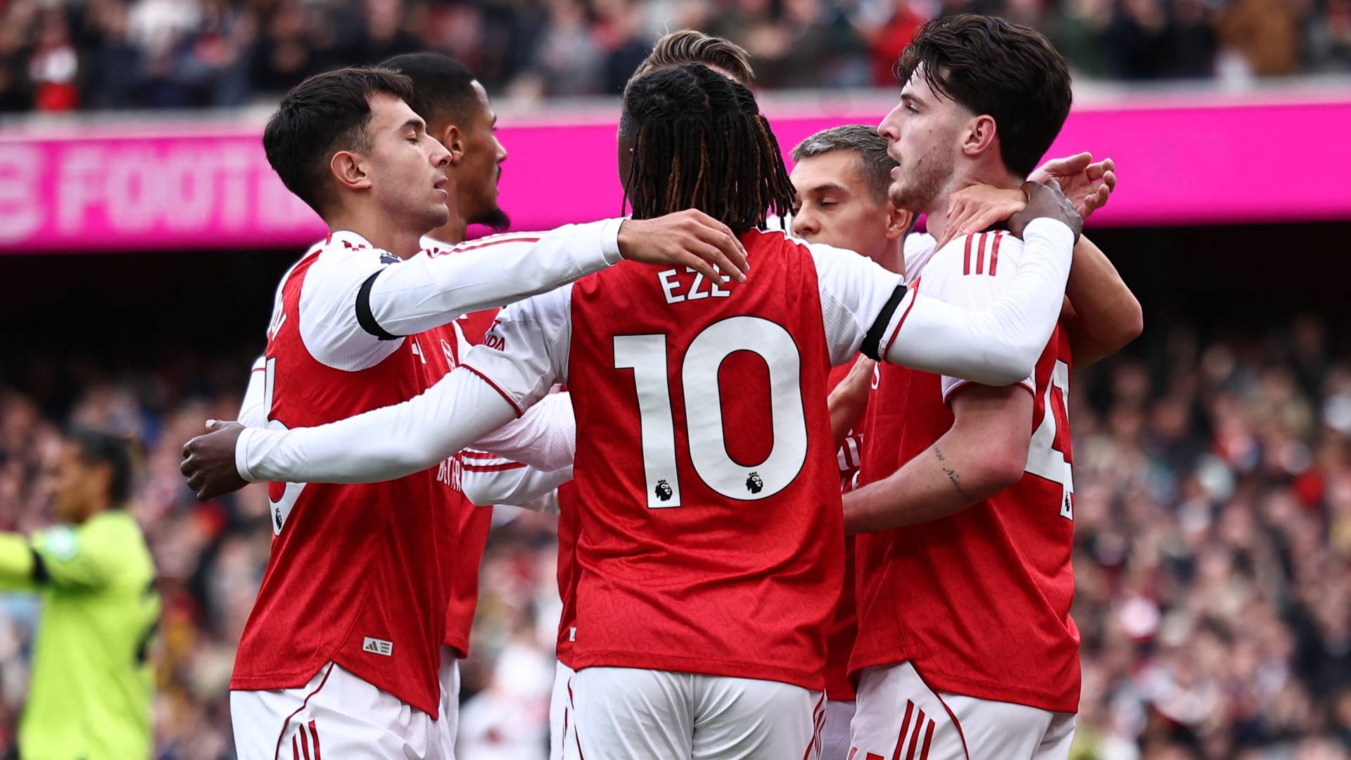 لاعبو فريق ارسنال يحتفلون بهدف