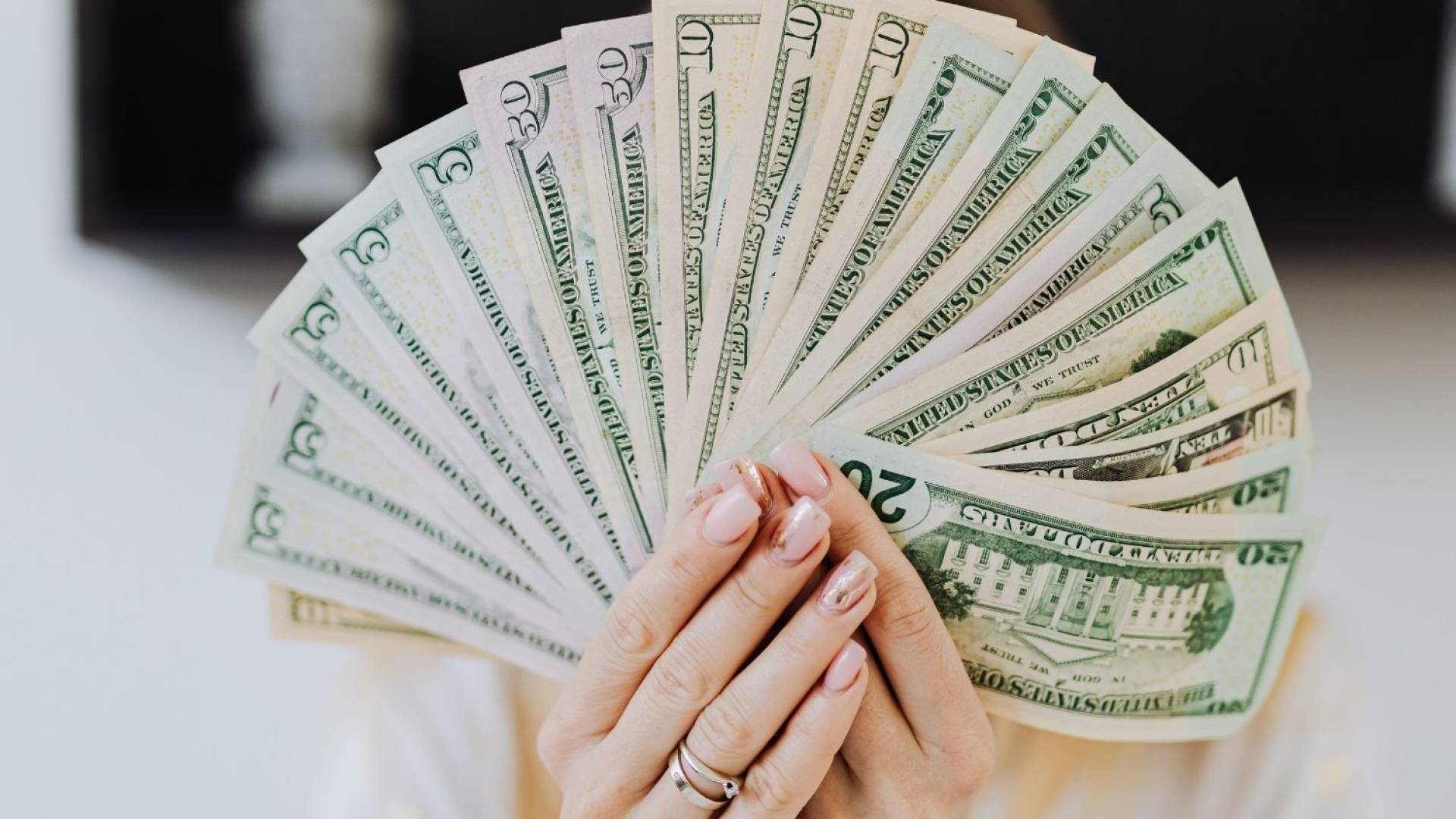 صورة تعبيرية للنقود