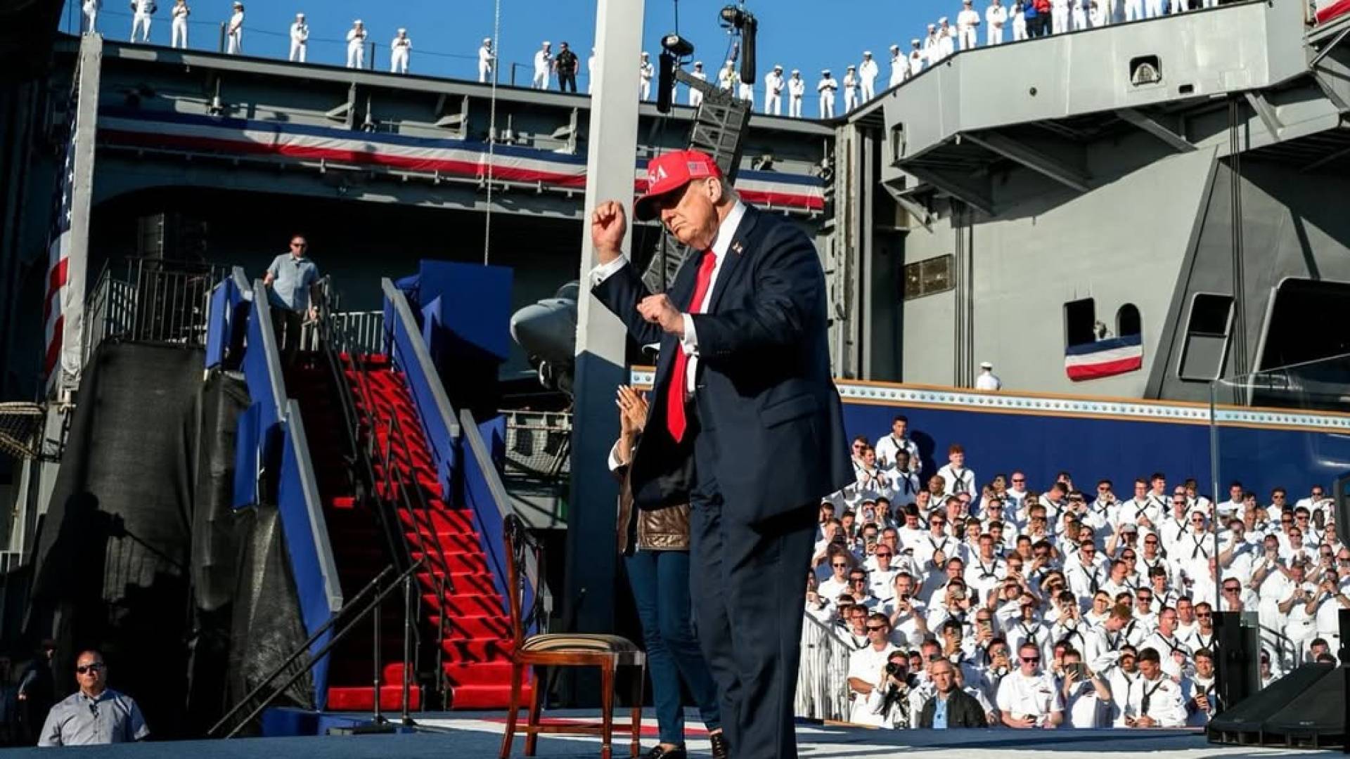 بالصور و الفيديو .. "ترمب" يشارك بحارة البحرية الأمريكية "رقصته الشهيرة"