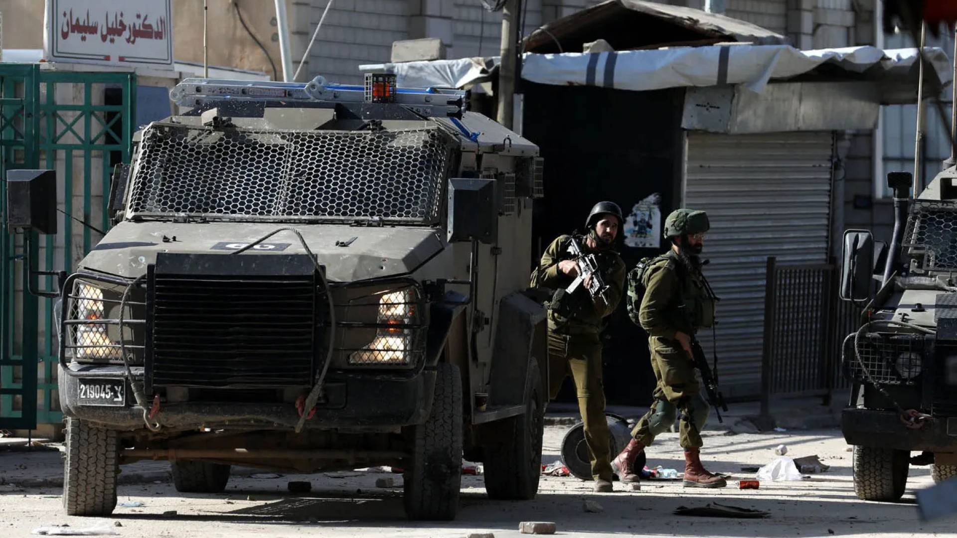 مراسل "رؤيا":إصابة بالرصاص الحي واعتقال 3 أشقاء في اقتحام لقوات الاحتلال لمدينة طوباس