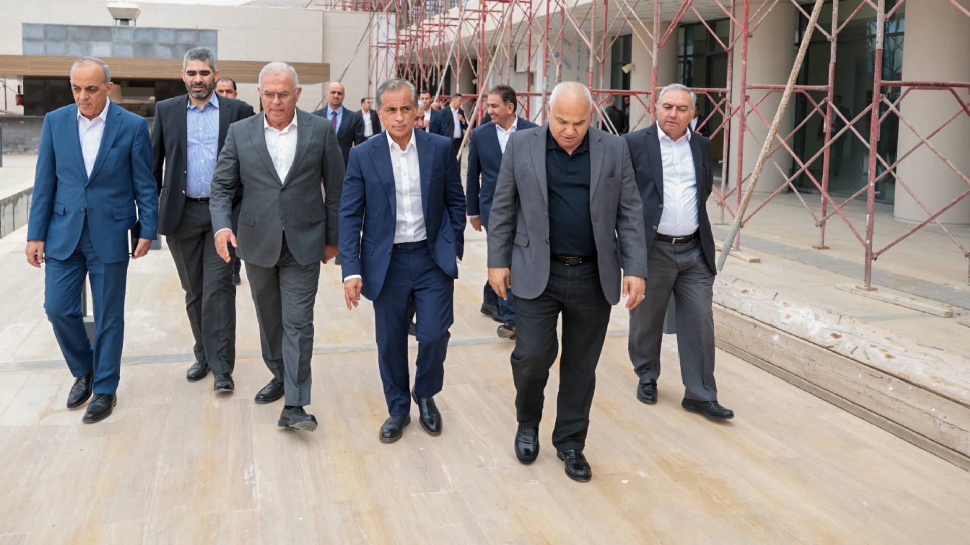 رئيس الوزراء يتفقد مشروع إعادة تحديث فندق كراون بلازا البترا