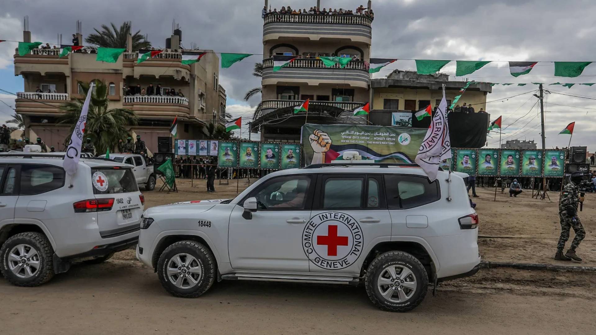 سيارات الصليب الأحمر في قطاع غزة اثناء عملية تسليم المحتجزين