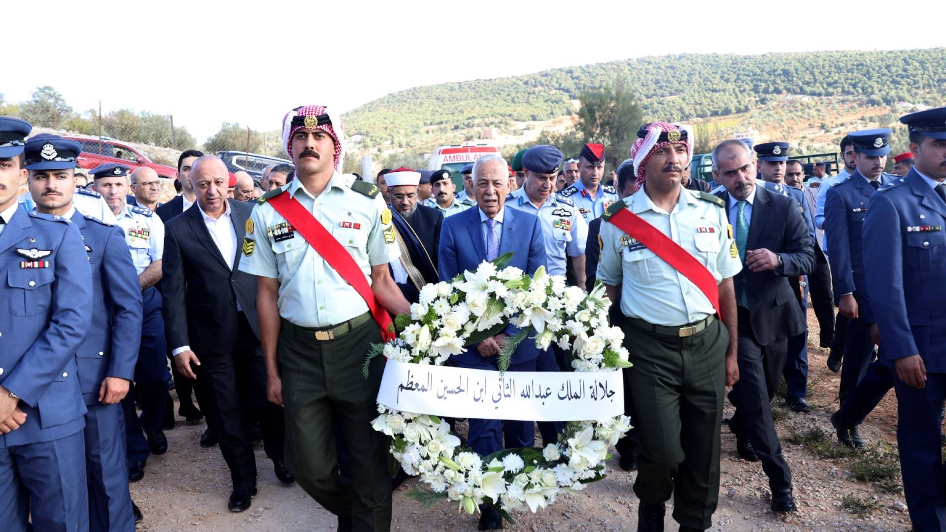 مندوبا عن الملك وولي العهد… العيسوي يشارك في تشييع جثمان قائد سلاح الجو الأسبق اللواء القضاة