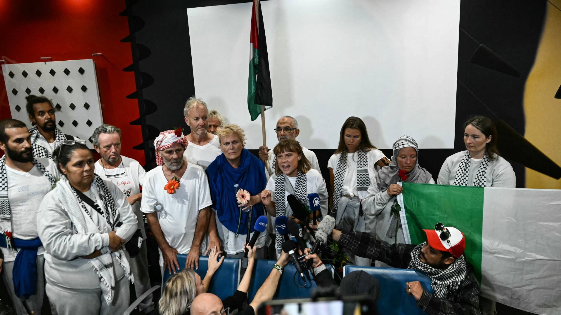 ناشطو أسطول الصمود بينهم غريتا تونبرغ يصلون أثينا بعد ترحيلهم من فلسطين المحتلة