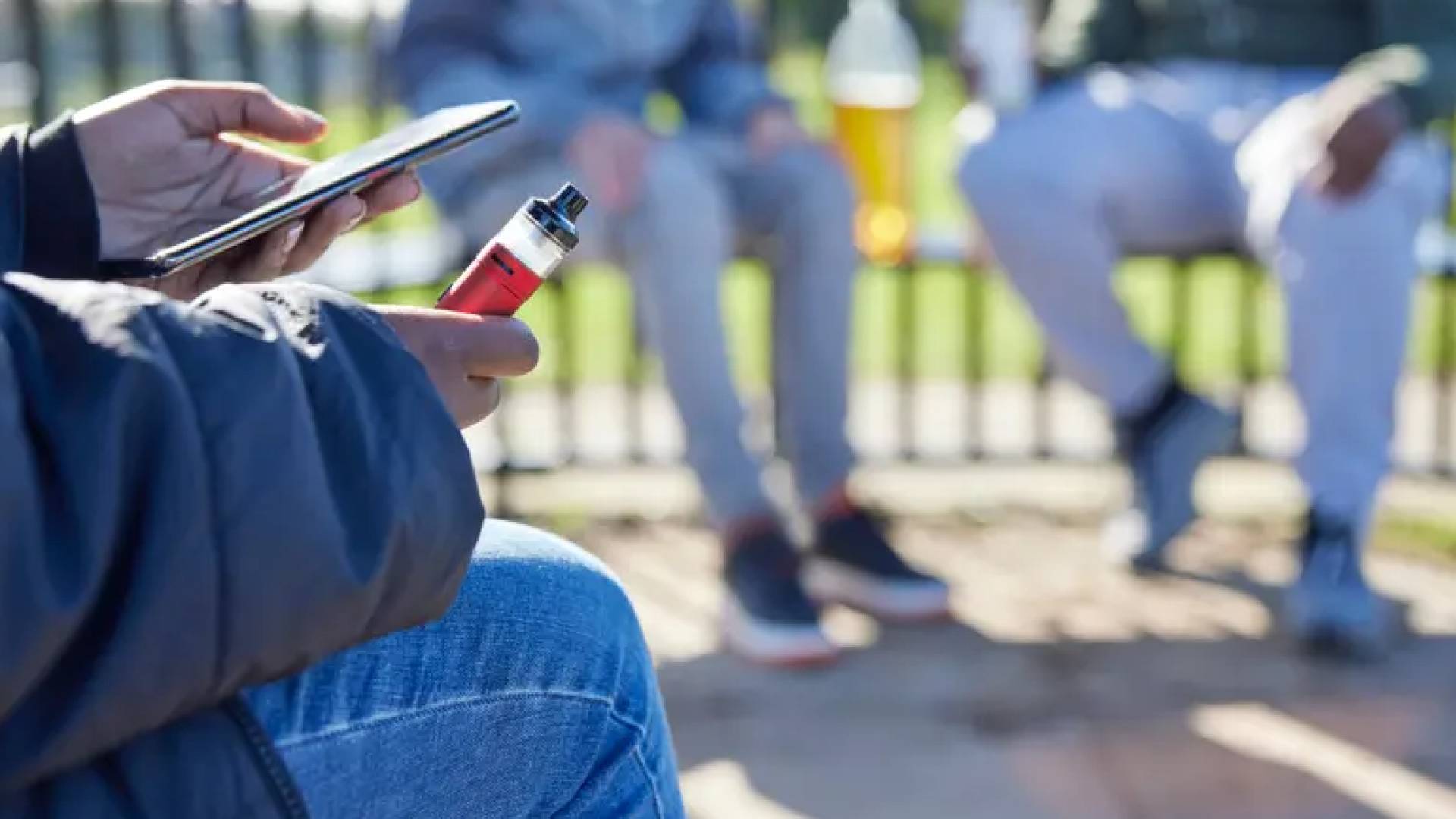 "الصحة العالمية" تحذر من "موجة إدمان جديدة": 15 مليون مراهق يستخدمون السجائر الإلكترونية