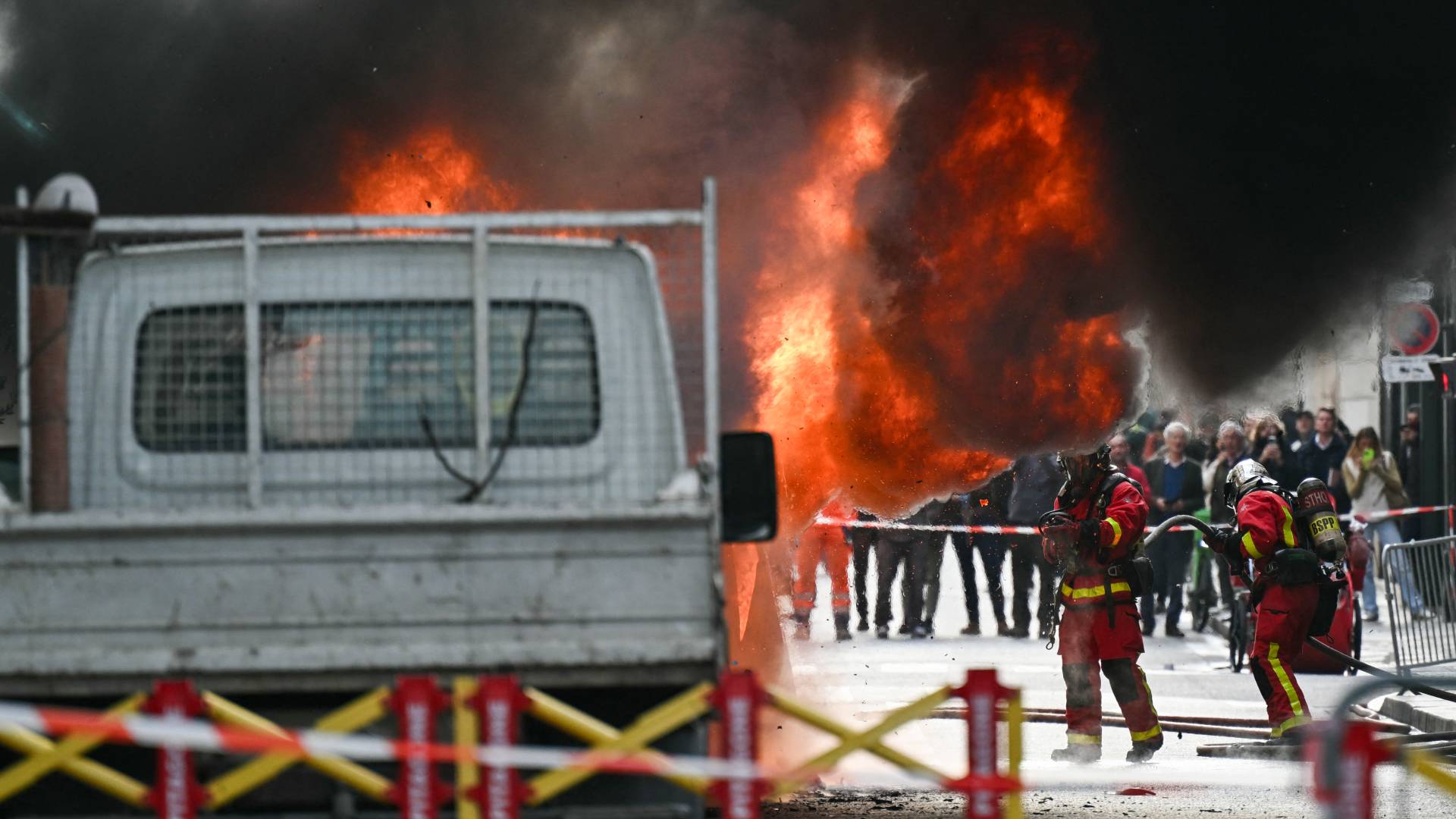 اشتعال سيارة قرب مكتب رئيس وزراء فرنسا