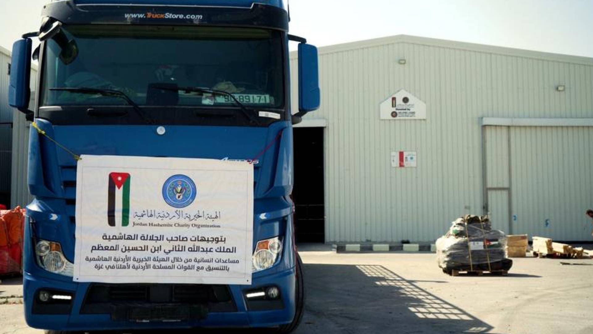 احدى شاحنات الهيئة الخيرية الأردنية الهاشمية