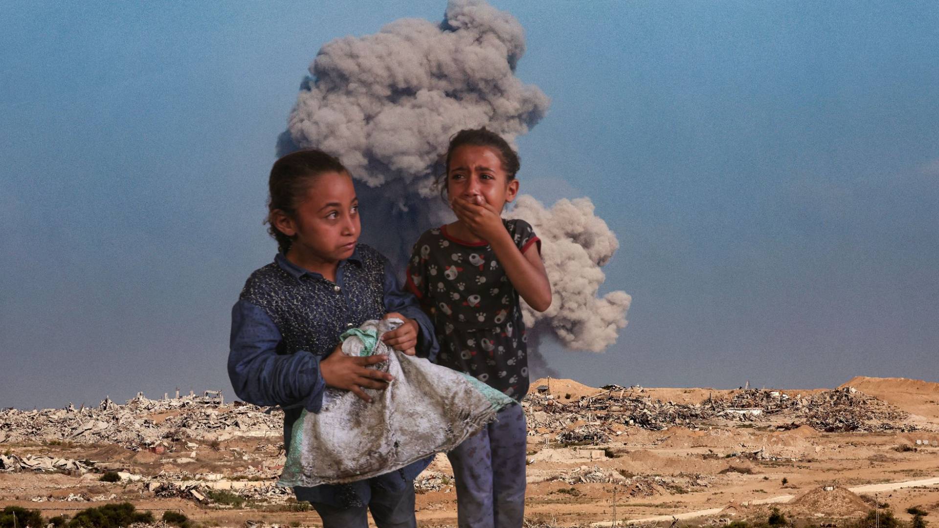 فلسطينيات يبكين مع تواصل العدوان على غزة