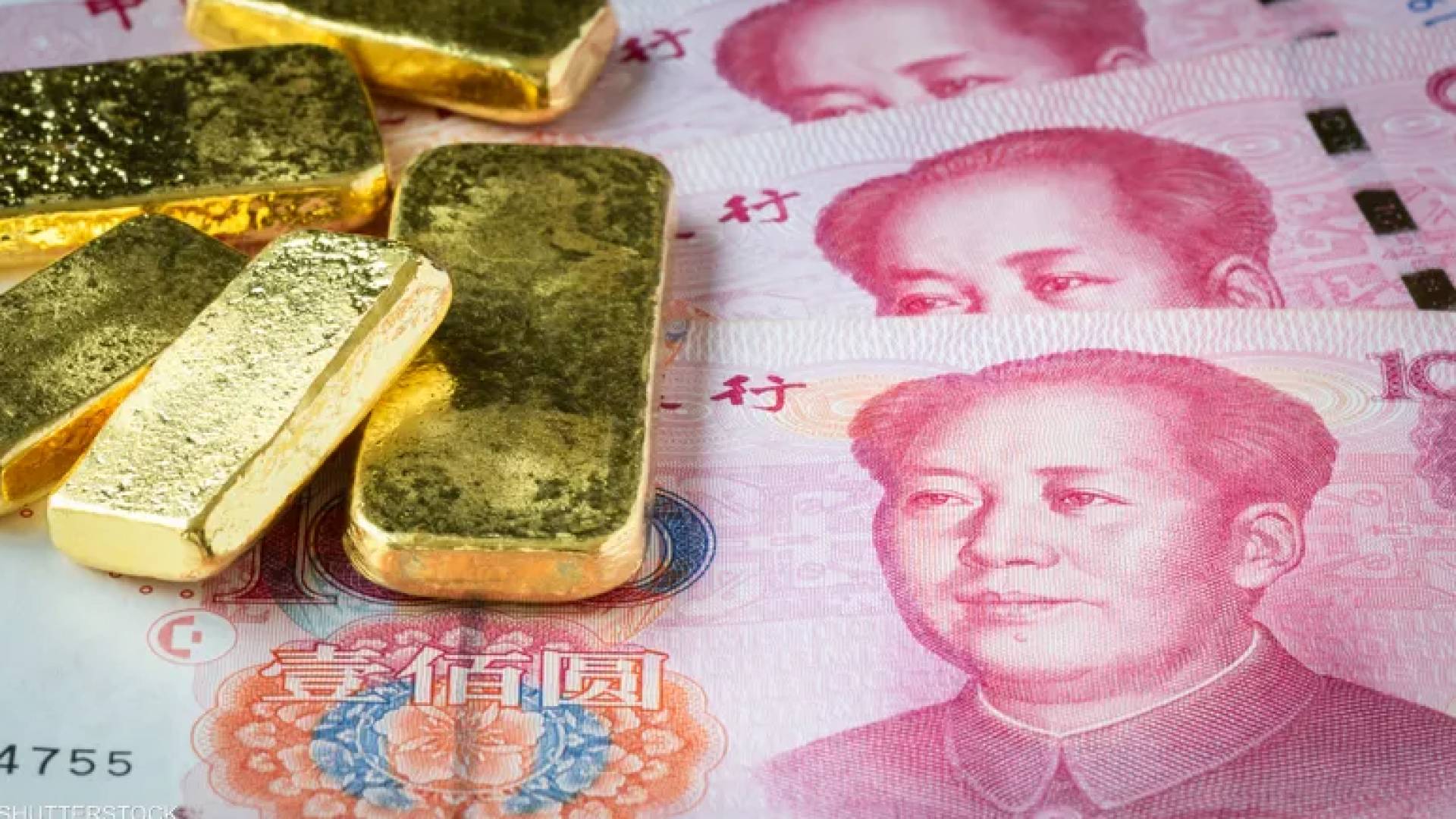 سبائك ذهب ملقاة على العملة الصينية.. تعبيرية