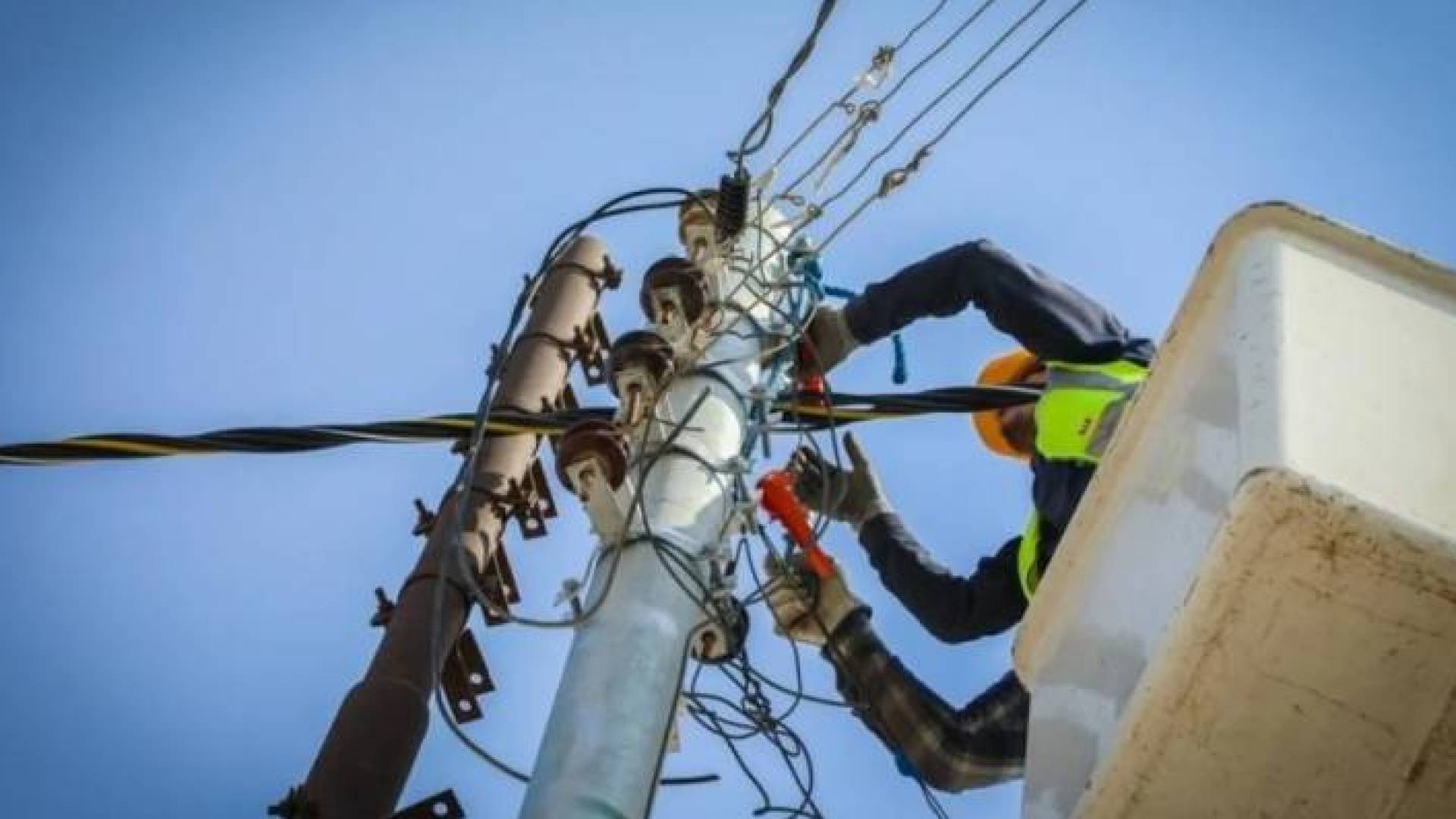 موظف في شركة كهرباء يجري صيانة لاحدى الشبكات