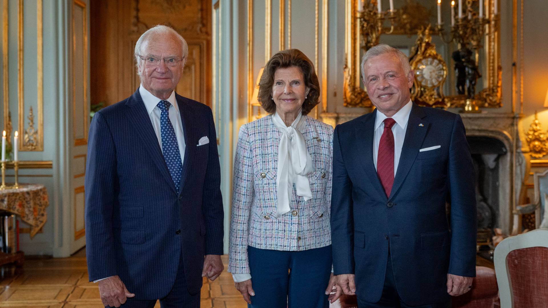 الملك يعقد في ستوكهولم لقاء مع ملك السويد