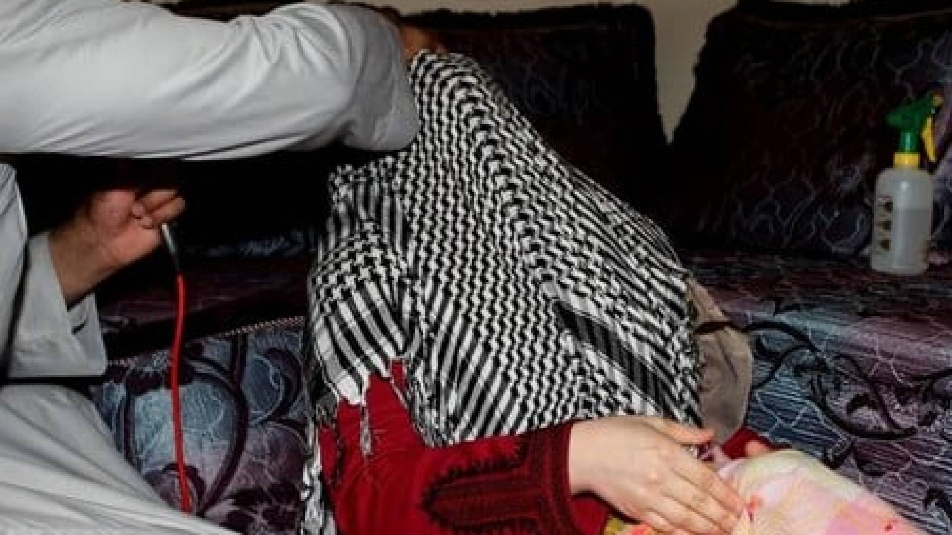 رجل يجري رقية شرعية لسيدة.. تعبيرية