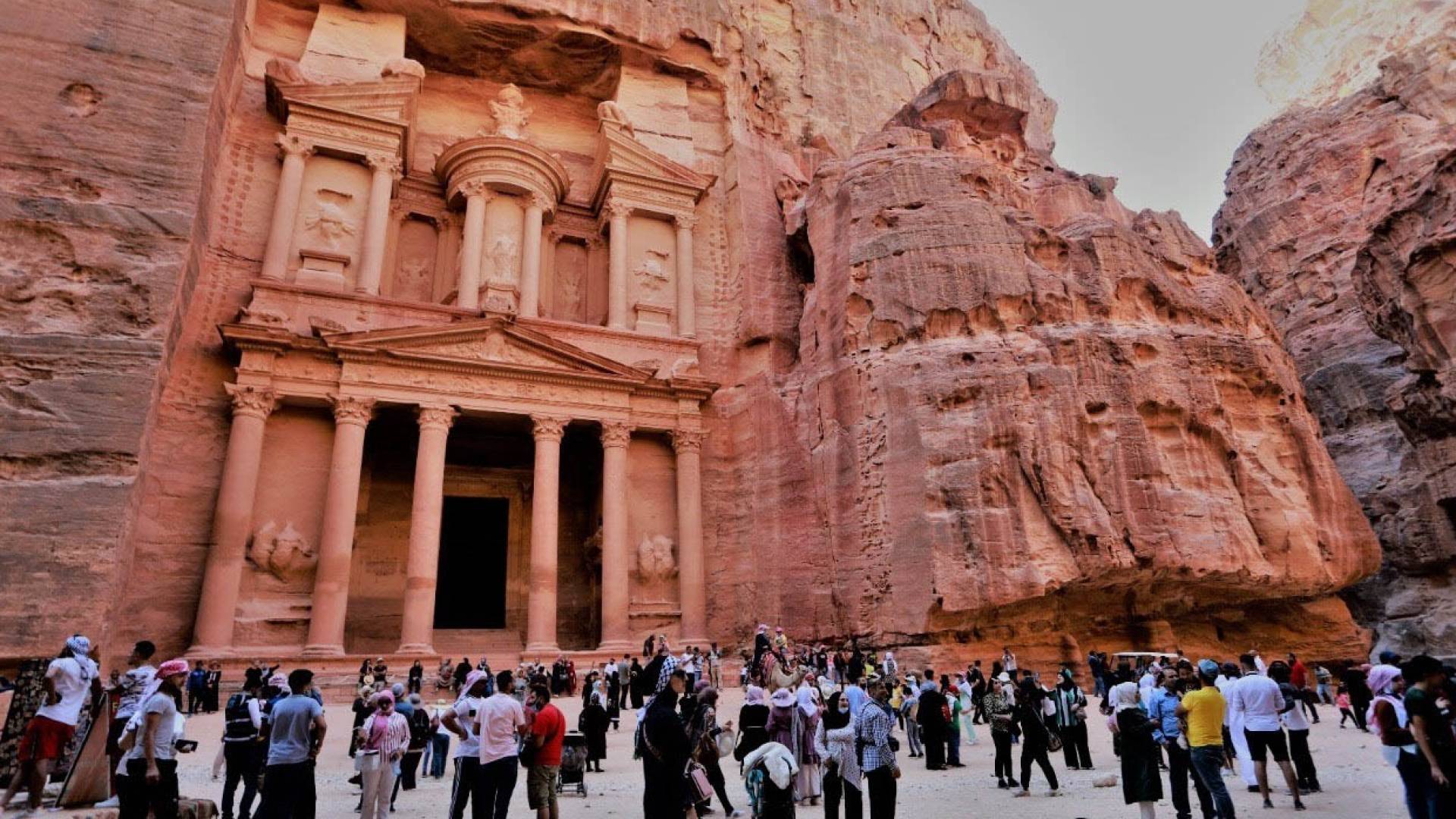 سياح في البترا