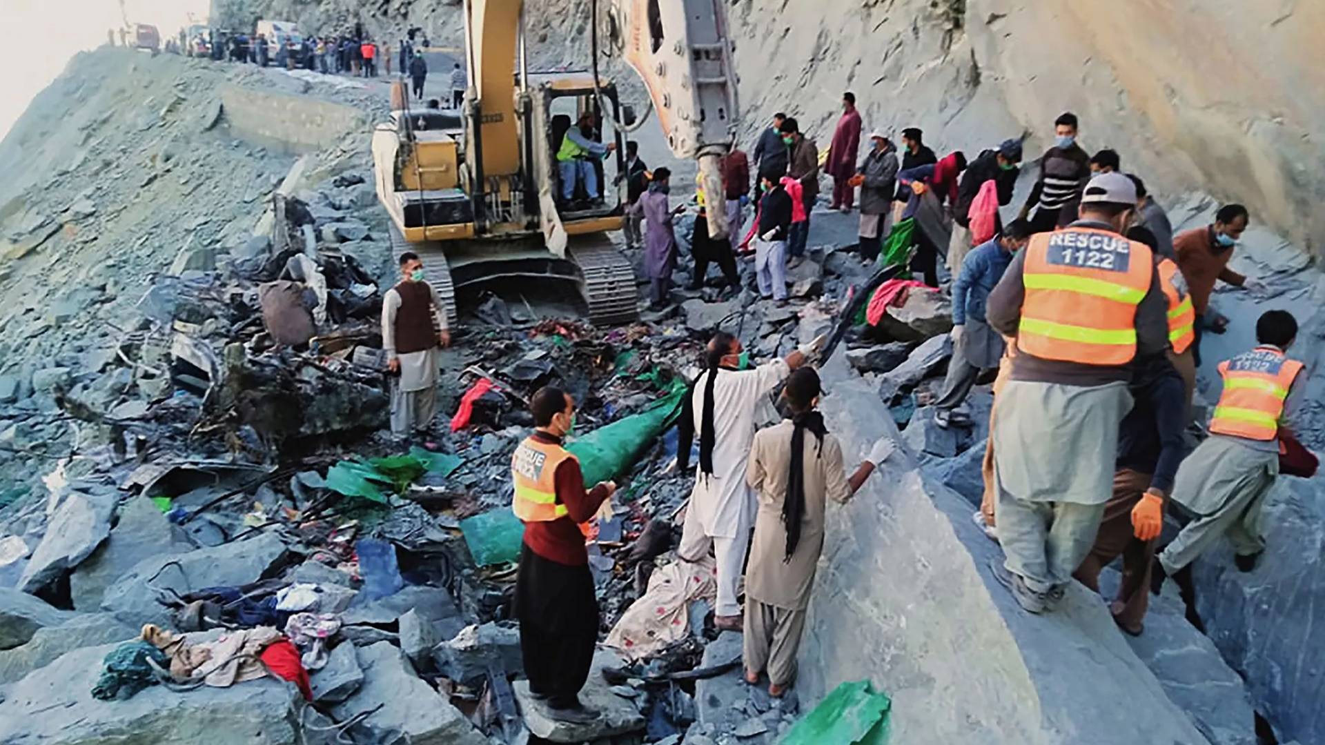 مصرع 18 شخصا في انهيار أرضي يدفن حافلة ركاب شمالي الهند