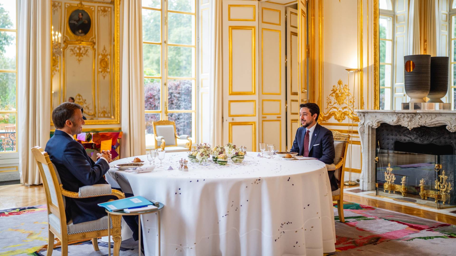 ولي العهد يعقد لقاء مع الرئيس الفرنسي في باريس.. فيديو وصور