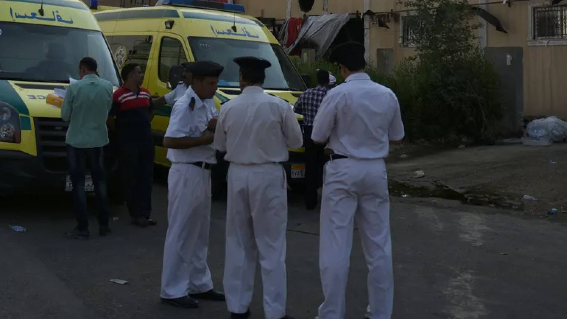 عناصر أمن من الشرطة المصرية وسيارات اسعاف في مكان وقوع الجريمة
