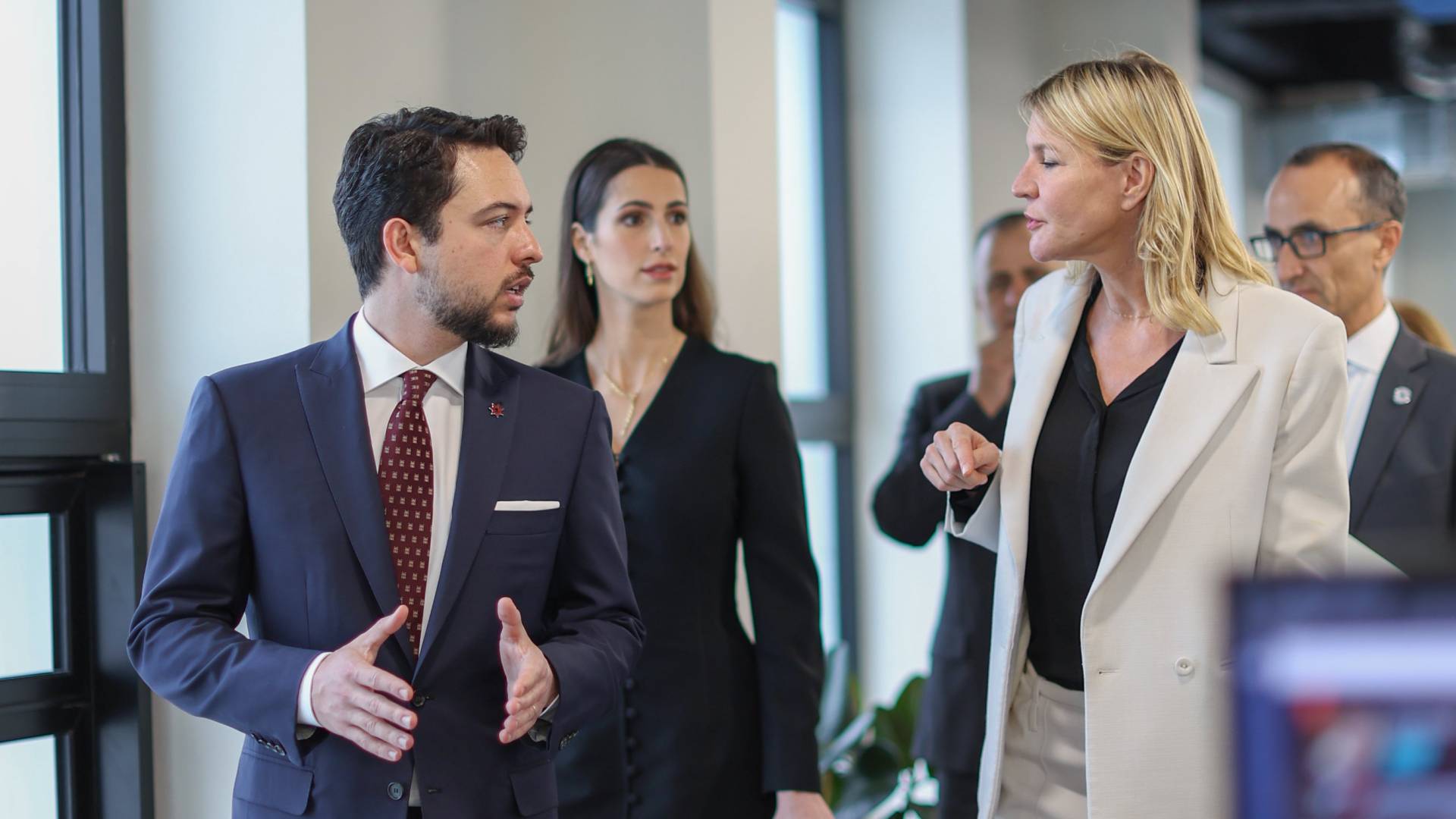 ولي العهد يزور شبكة 42 العالمية المتخصصة بعلوم الحاسوب والبرمجة في باريس