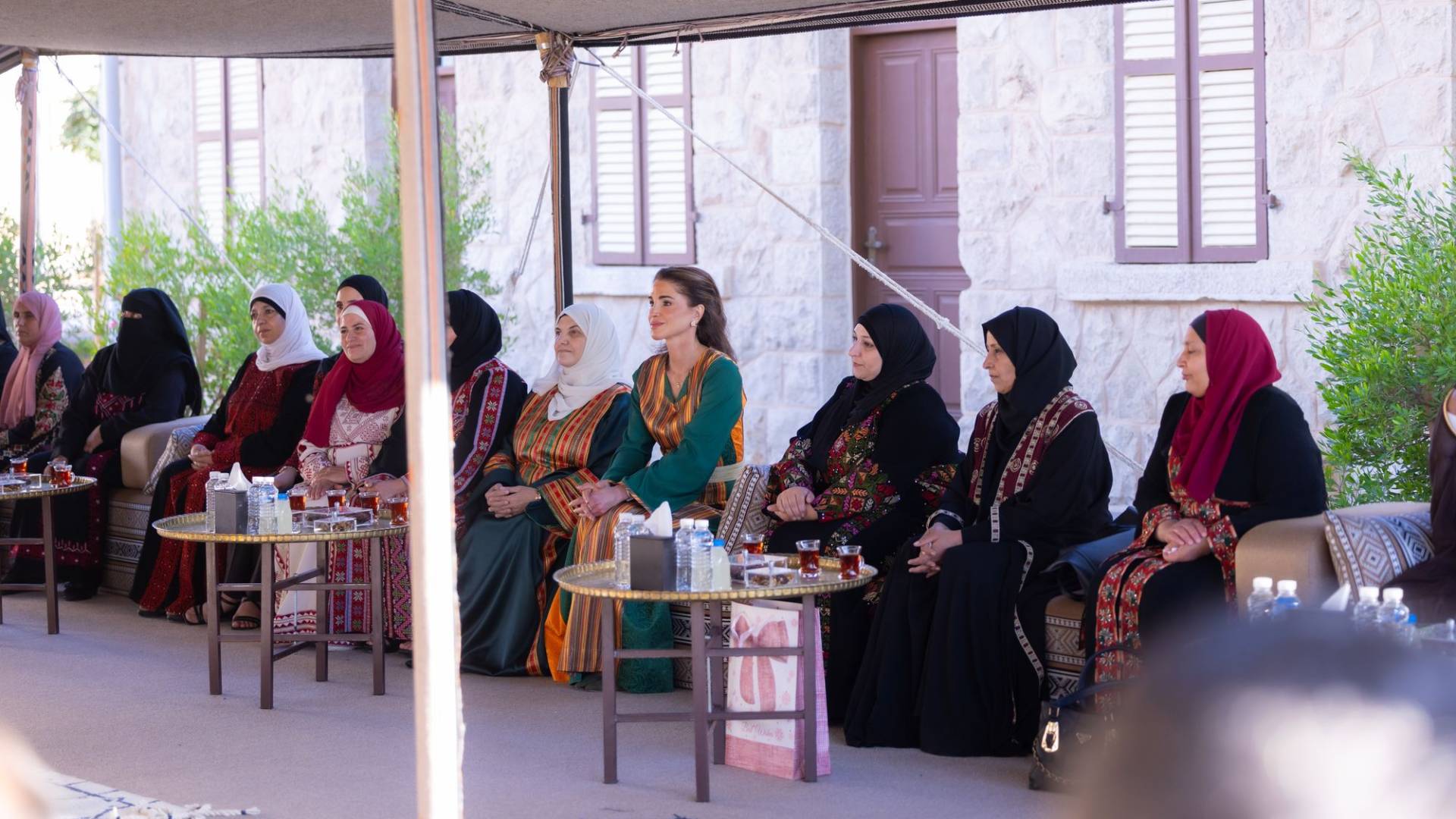 الملكة رانيا العبدالله تزور معان وتلتقي مستفيدين من منح التمكين الاقتصادي