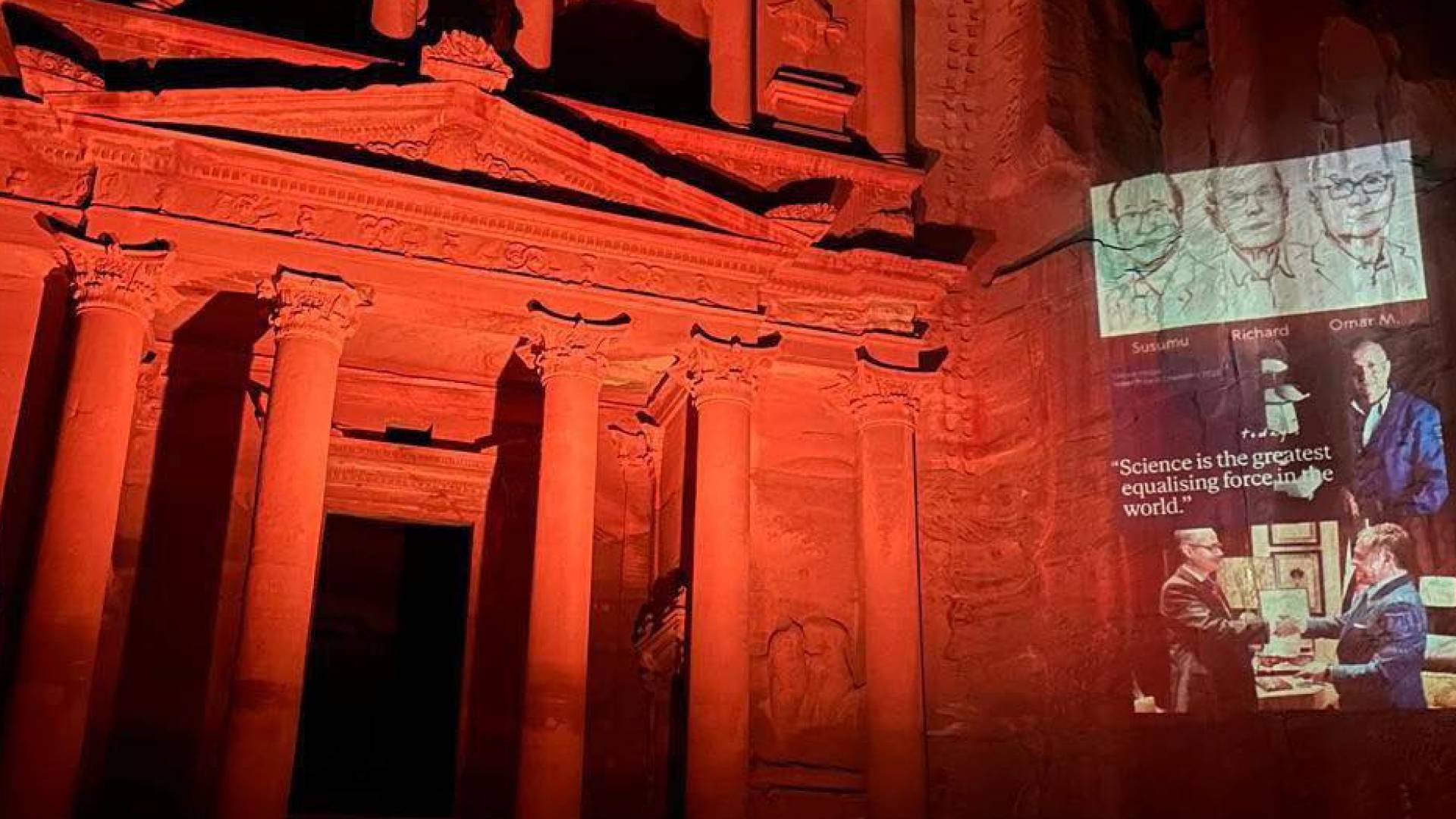 على واجهة الخزنة.. البترا تحتفي بالعالم الأردني عمر ياغي بعد فوزه بجائزة نوبل للكيمياء