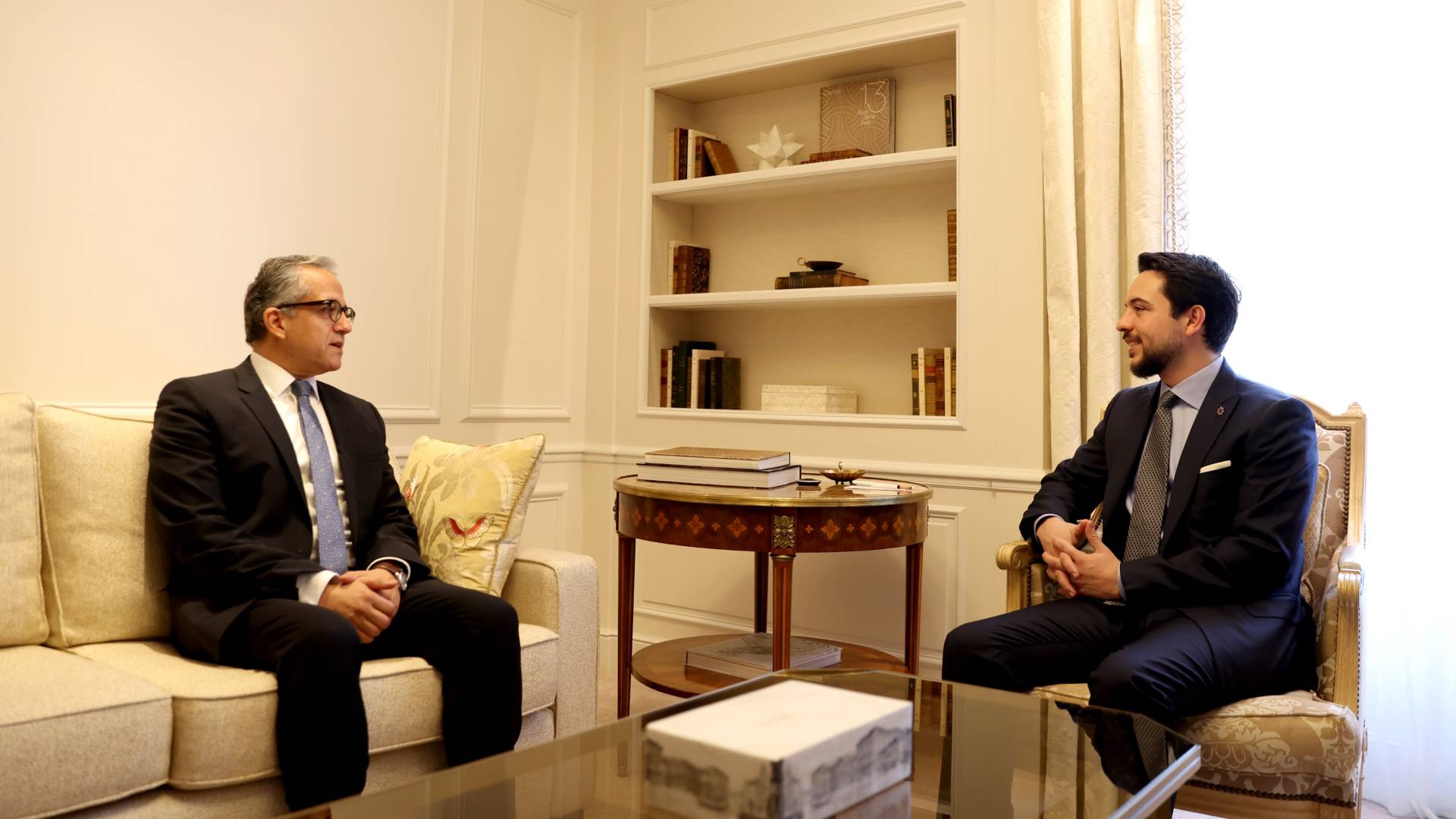 ولي العهد يلتقي المدير العام المنتخب لليونسكو خالد العناني في باريس