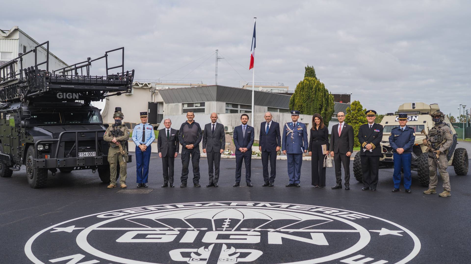 ولي العهد يلتقي رئيس أركان الجيش الفرنسي ويزور مقر فرقة تدخل الدرك الوطني