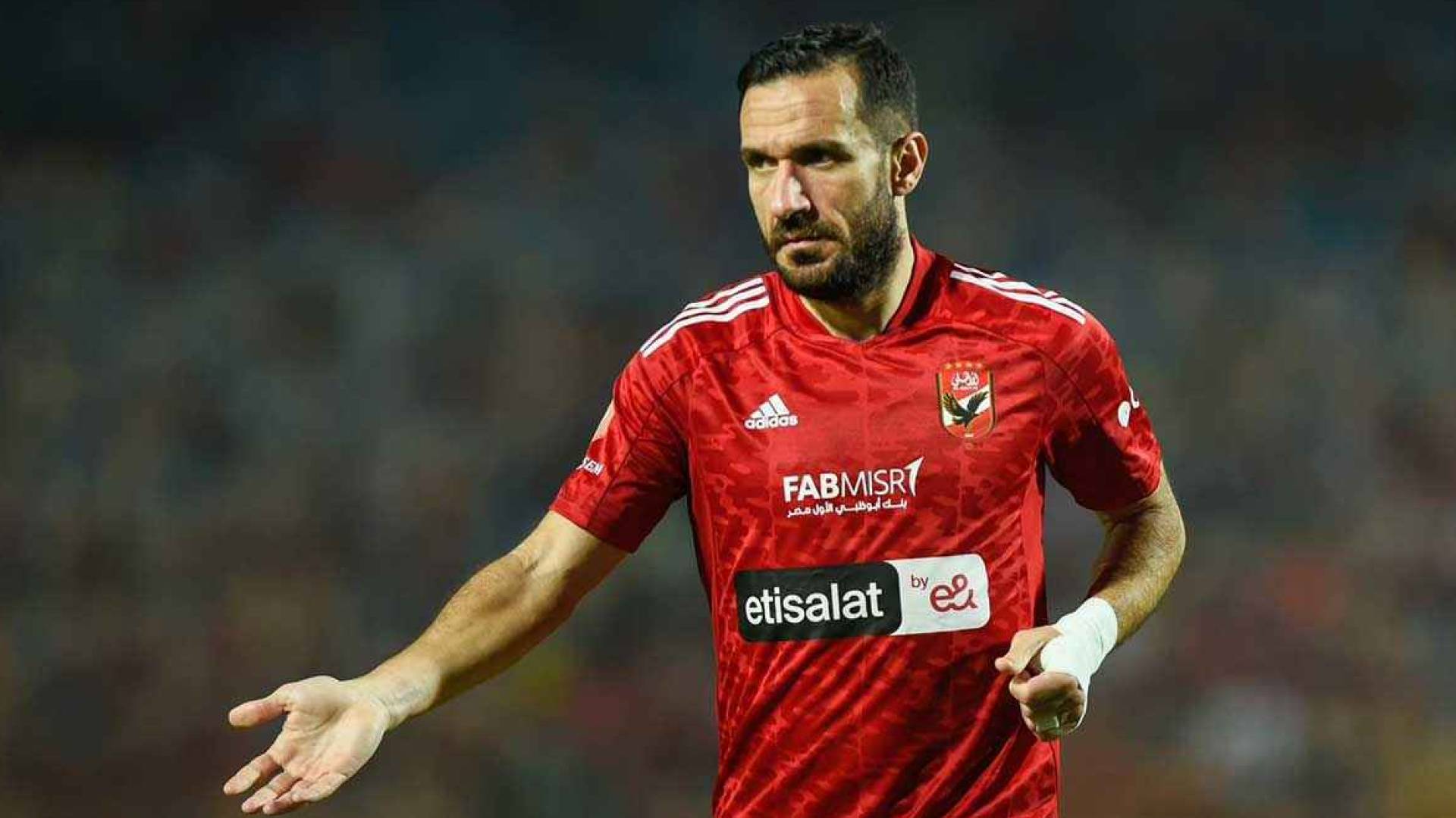 العشق مستمر.. علي معلول يقضي إجازته في القاهرة رغم رحيله عن الأهلي