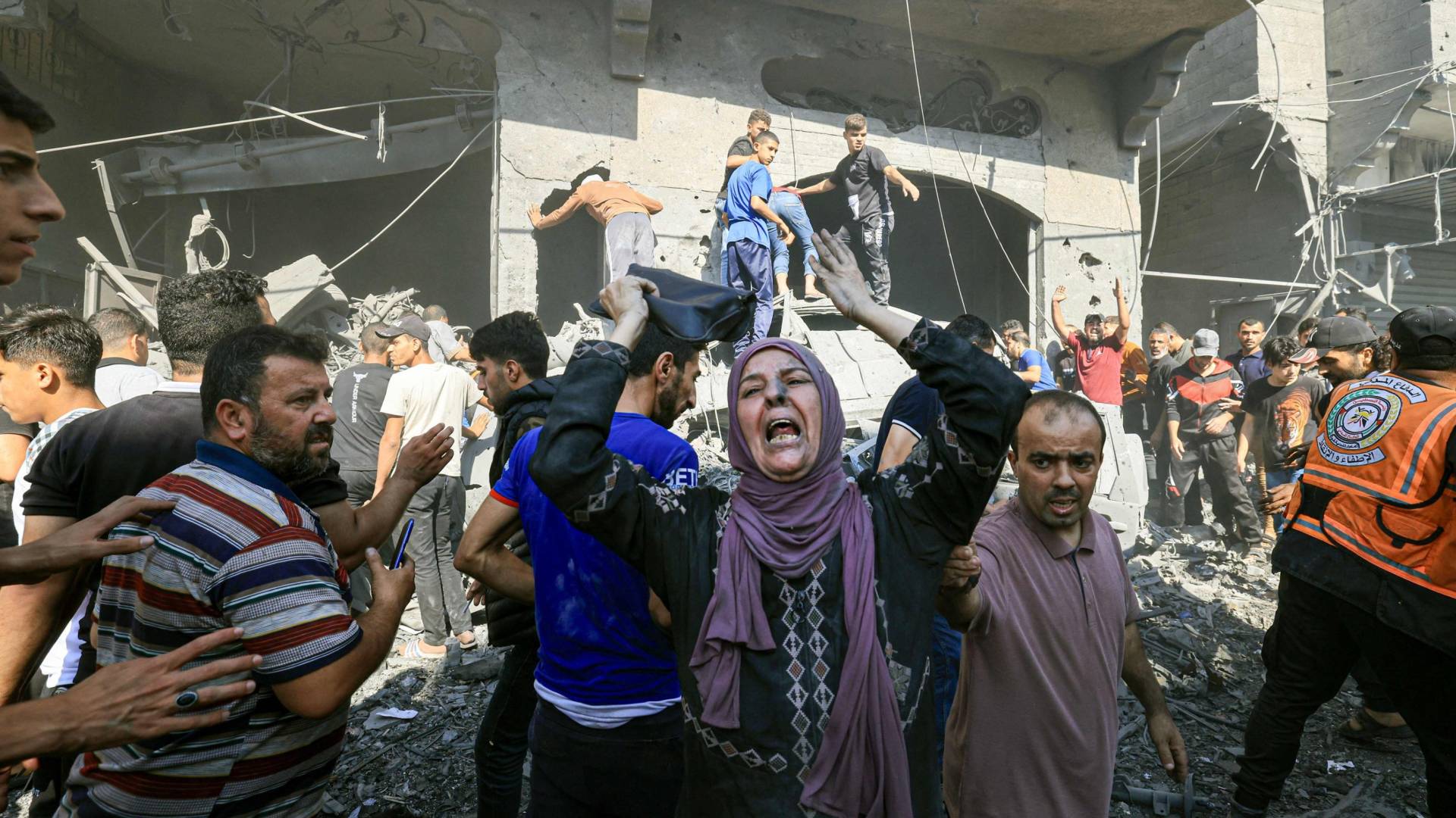 فلسطينية تبكي جراء استشهاد أقارب لها بغزة