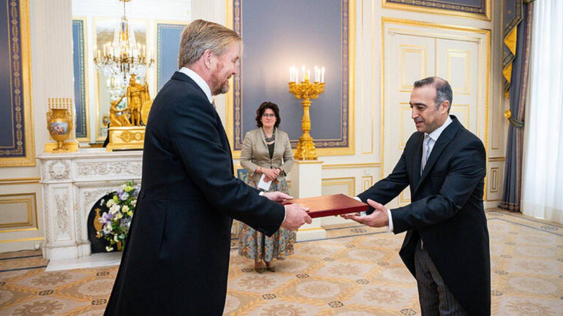 السفير خالد نايف القاضي يقدم أوراق اعتماده لملك هولندا