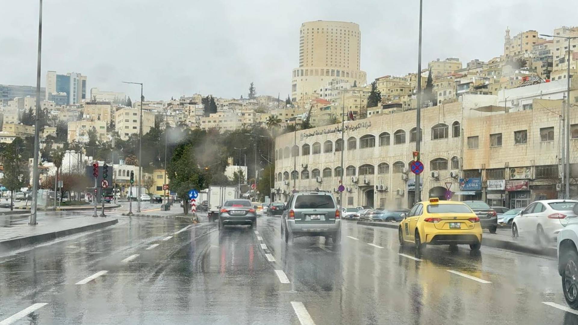 صورة تظهر زخات مطرية