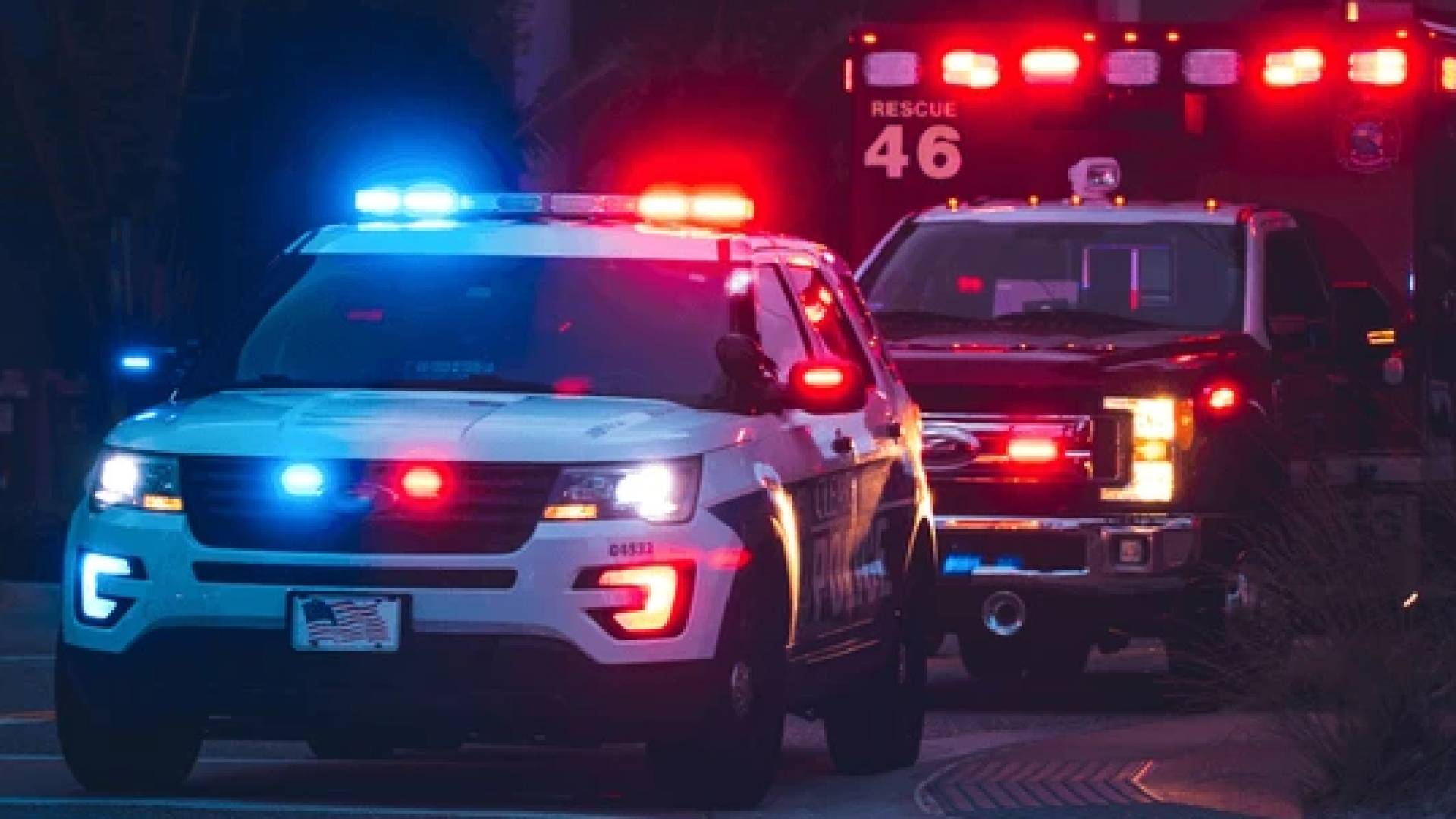 سيارات شرطة أمريكية رفقة سيارة إسعاف