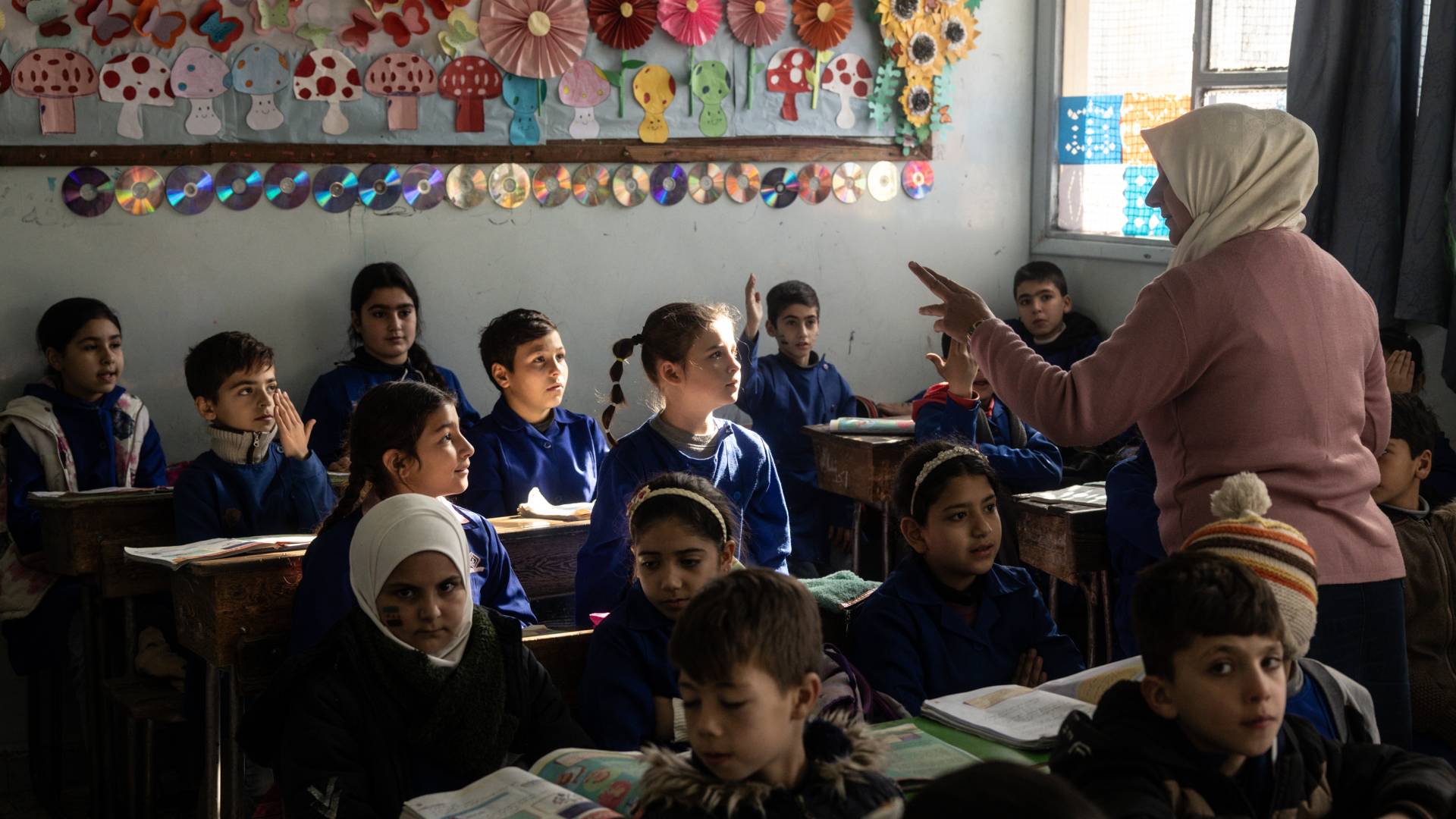 بعد انتشار فيديو "مهين".. إيقاف مديرة مدرسة بسوريا عن العمل بسبب تعنيف الطلاب وجز شعرهم