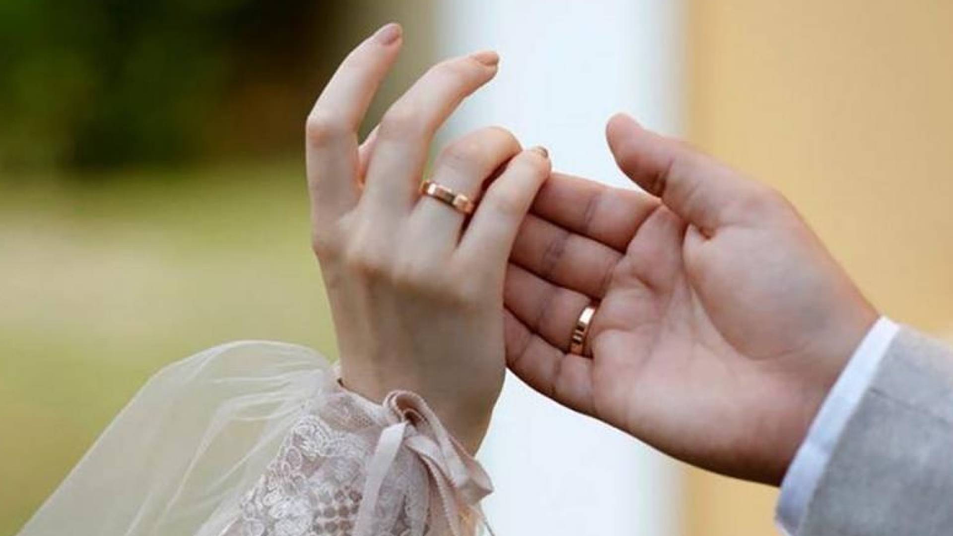 عروسان "تعبيرية"