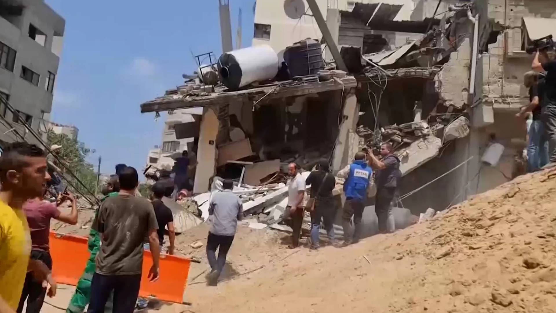 مشهد من الدمار الذي خلفته ضربات المدفعية الاسرائيلية في احدى مناطق غزة.. ارشيفية