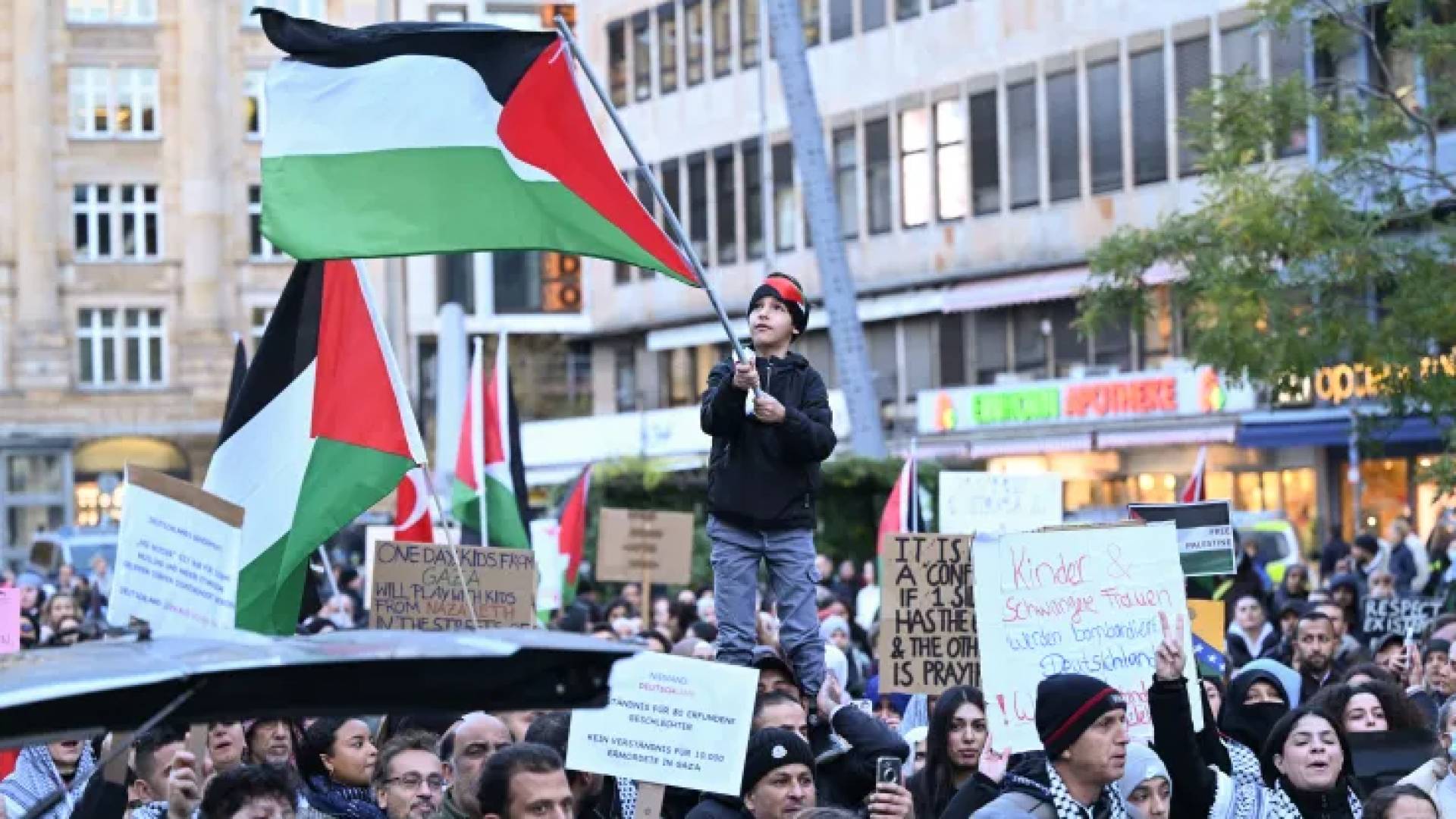 مظاهرة داعمة للقضية الفلسطينية في احدى الدول الاوروبية.. ارشيفية