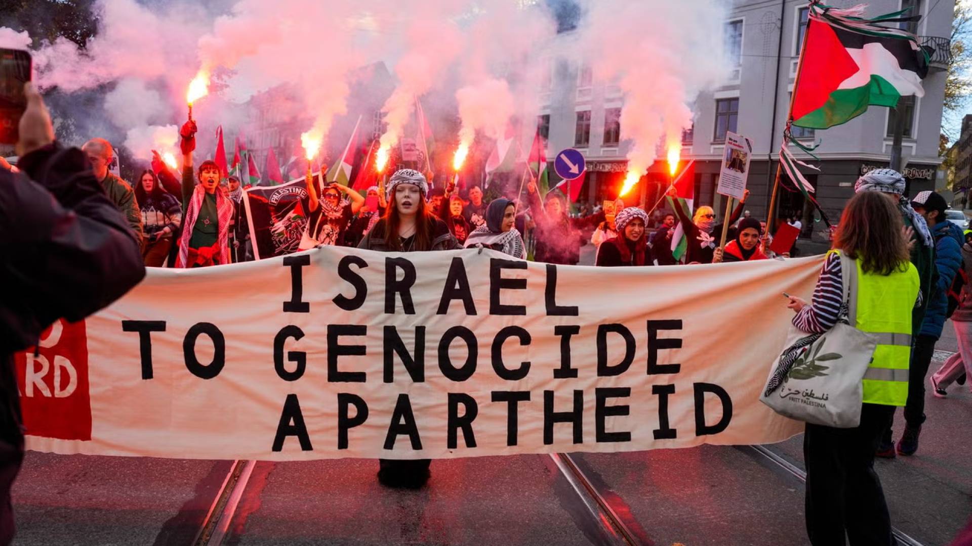 مظاهرات الجماهير النرويجية قبل مباراتهم مع الكيان المحتل