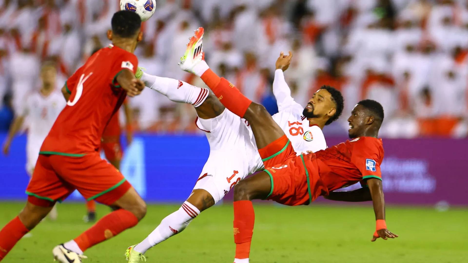 لاعبين من عمان والامارات