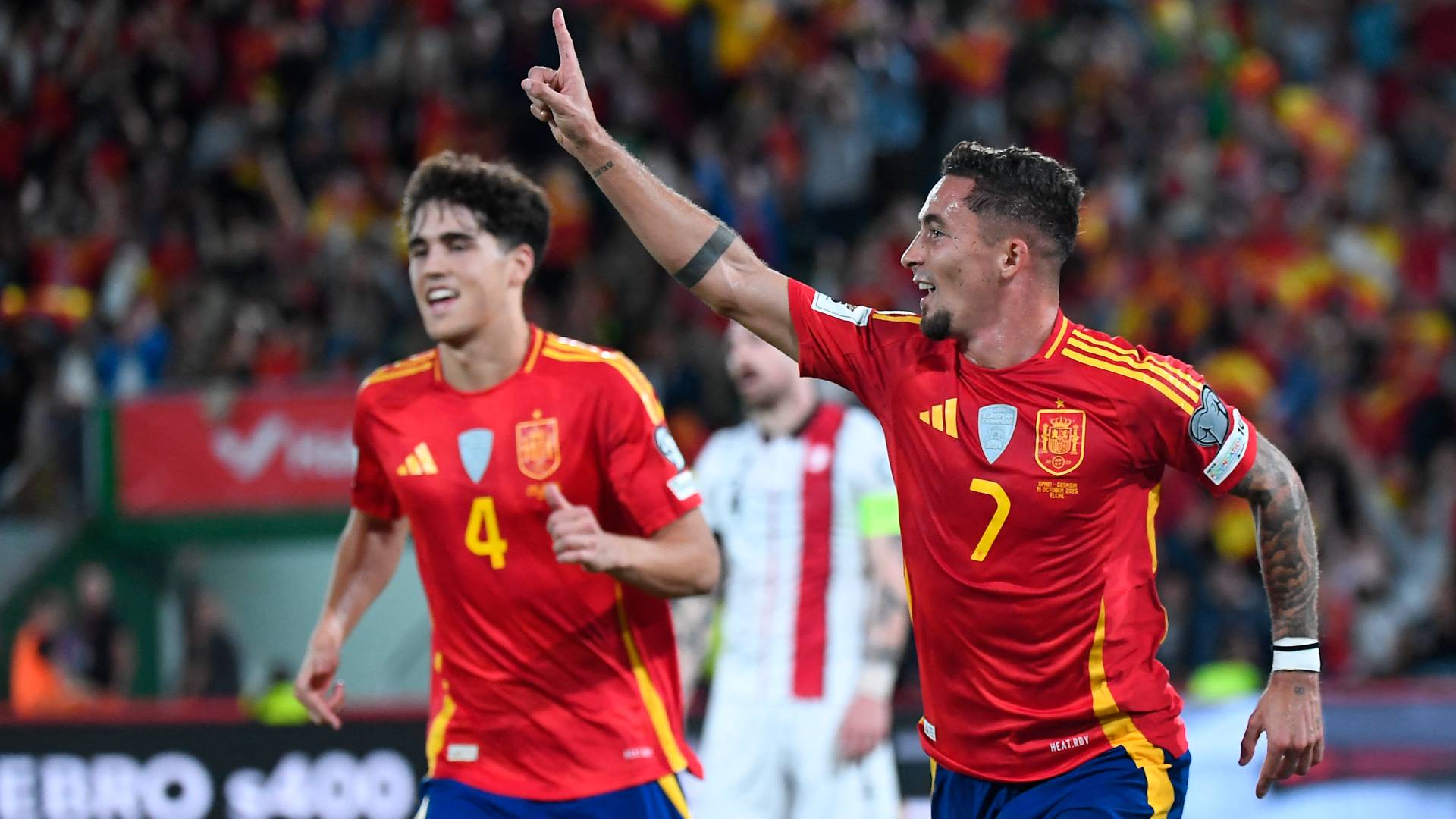 لاعبو اسبانيا يحتفلون بهدف