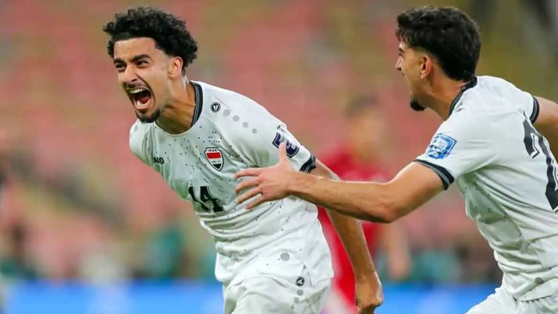 لاعبو العراق يحتفلون بهدف