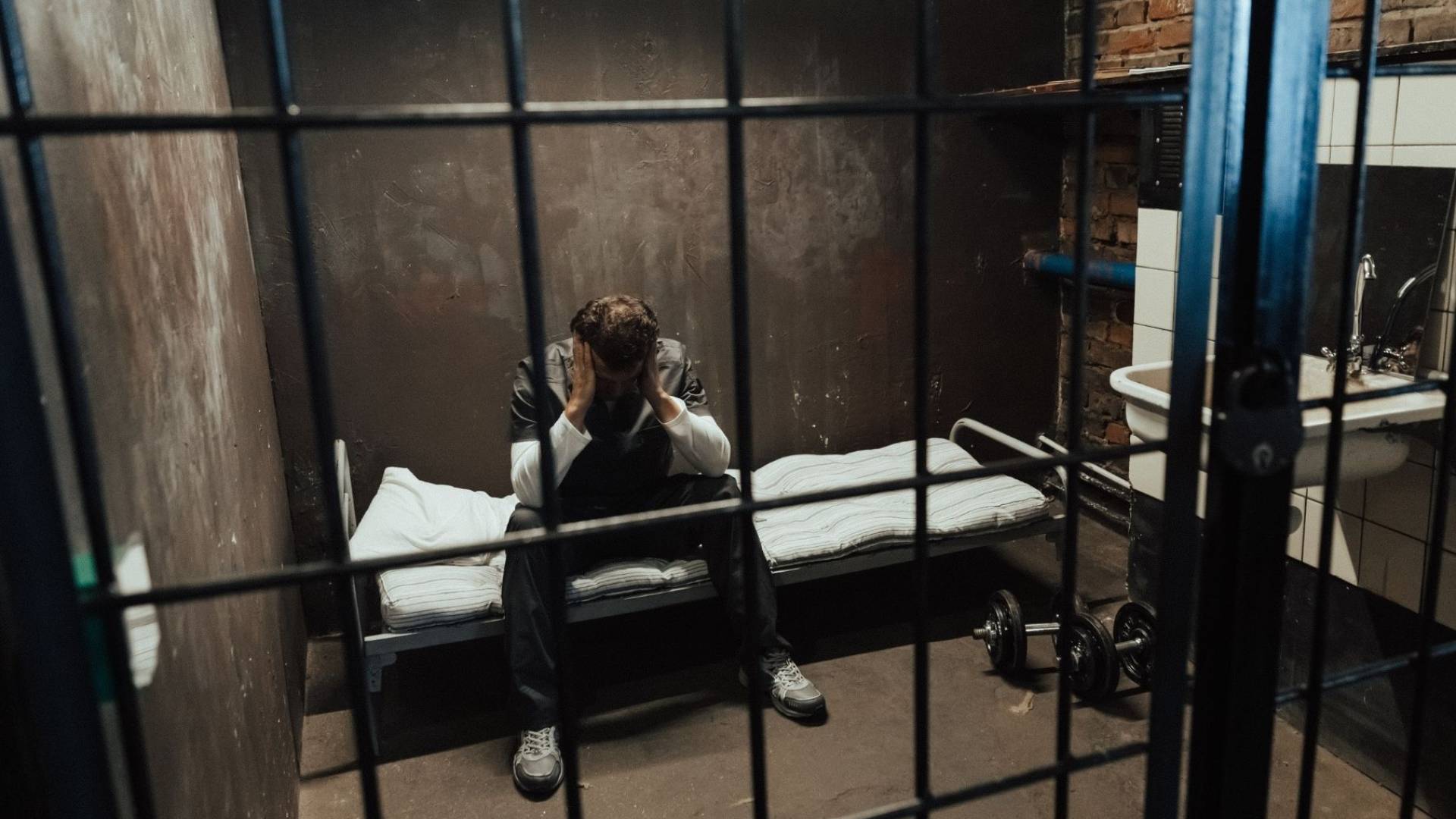 بسبب اعتداء بـ"نعارة".. "جنايات عمان" تقضي بسجن نزيل 3 سنوات لضربه آخر داخل السجن