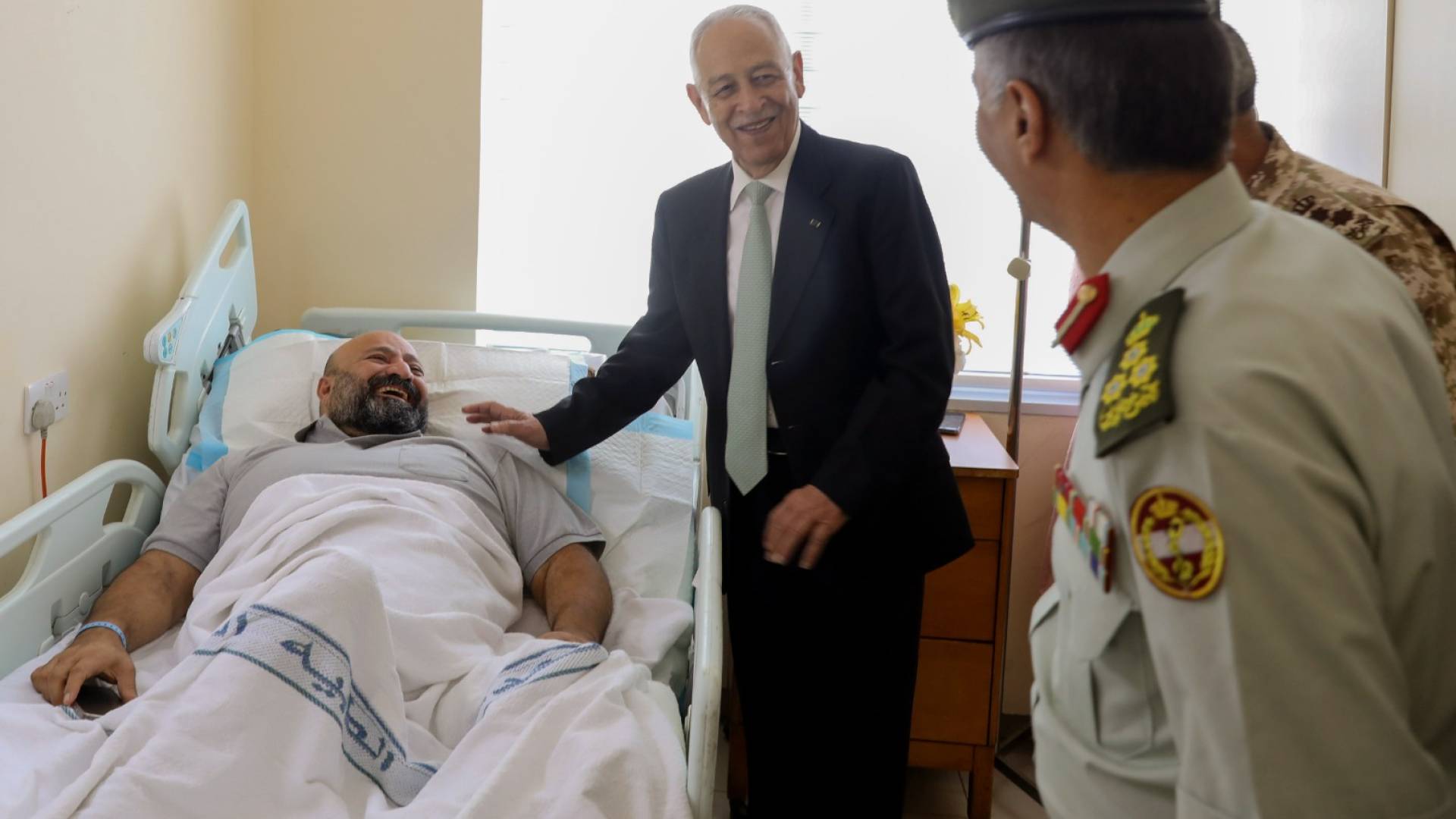 تنفيذا للتوجيهات الملكية العيسوي يطمئن على صحة البطل العالمي الجنيدي والمواطن الفريحات