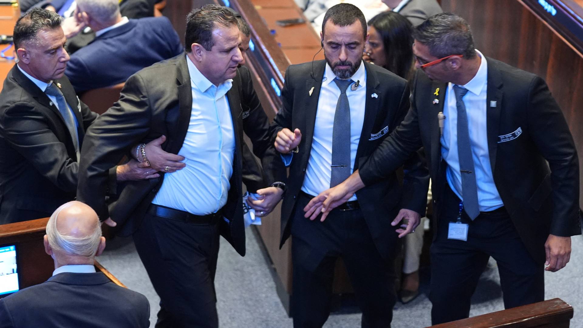 لحظة اخراج النائبين أيمن عودة وعوفر كاسيف من الكنيست