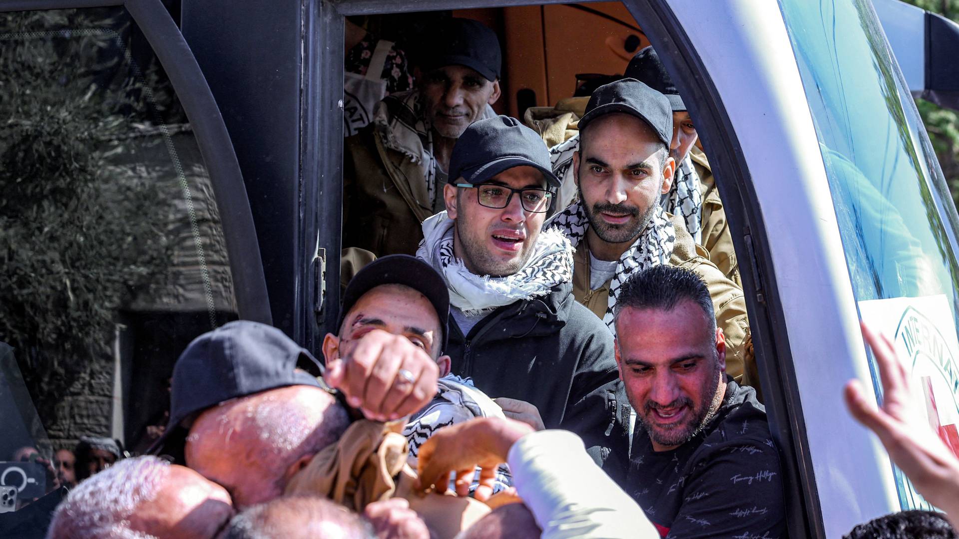 وصول عدد من الاسرى الفلسطينيين الى الضفة الغربية
