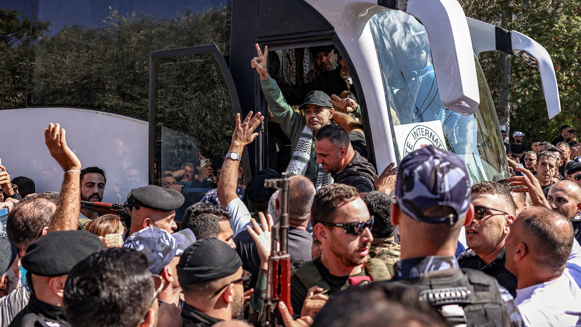 لحظة نزول اسرى مفرج عنهم من الحافلة التي اقلتهم من سجون الاحتلال